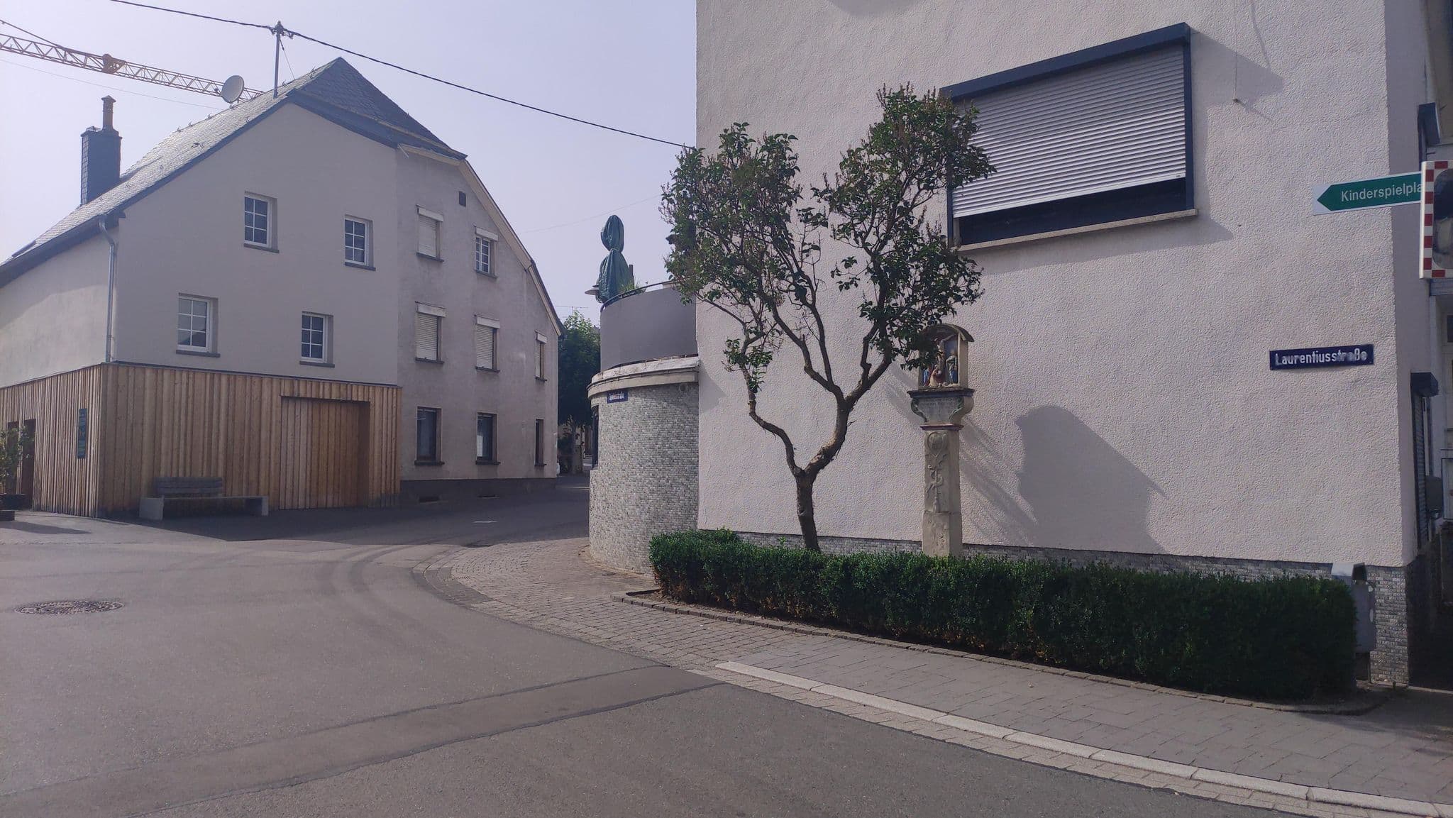 Street view near Weingut Gästehaus Moselkloster, Trittenheim — © redrace (CC BY-SA · Mapillary)