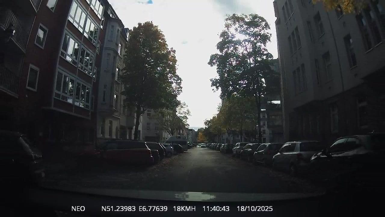 Street view near Hotel Cascade, Düsseldorf-Pempelfort — © TechniPorter (CC BY-SA · Mapillary)