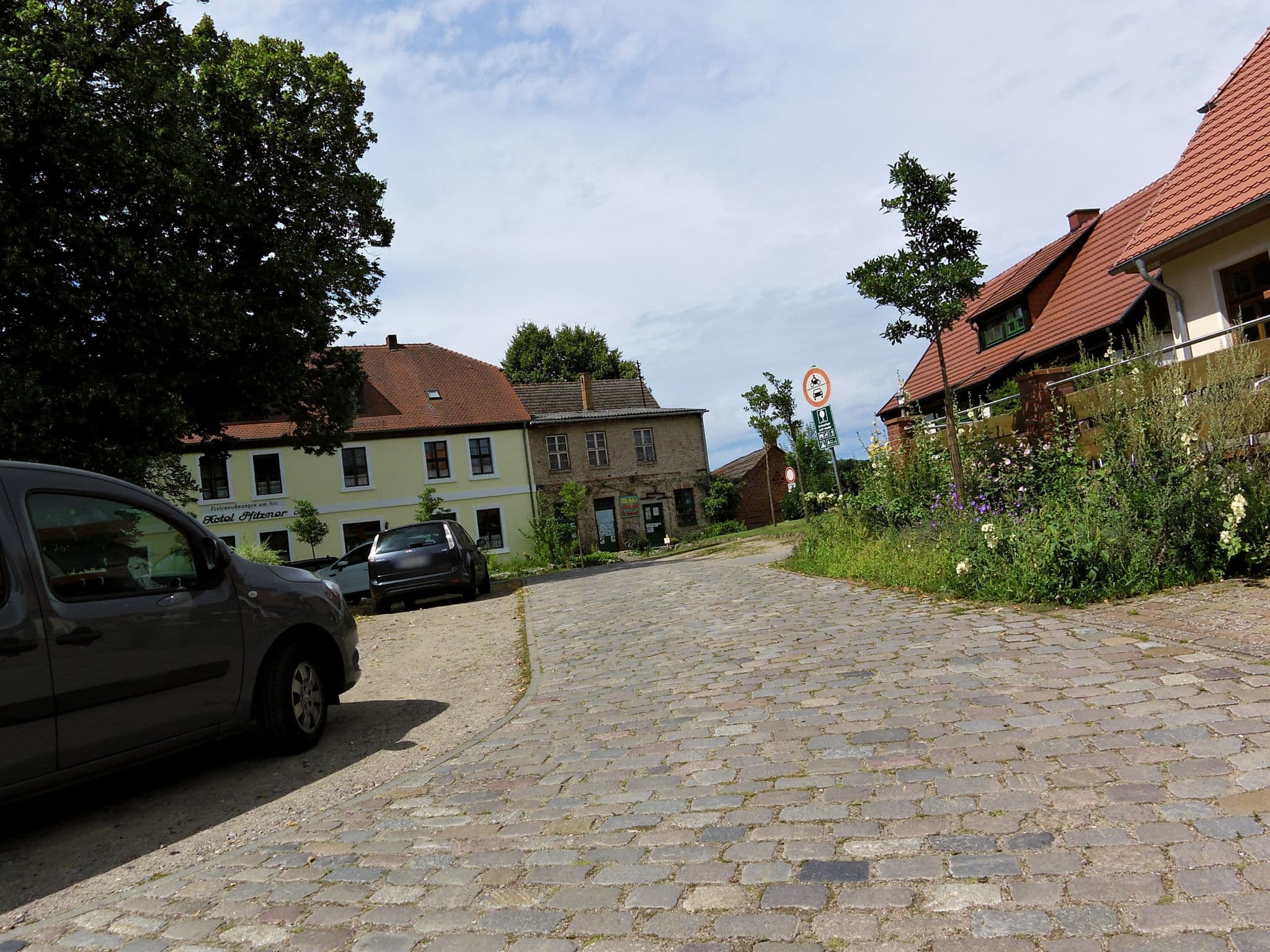 Street view near Altes Amtsverwalterhaus, Loitz — © zoegglmeyr (CC BY-SA · Mapillary)