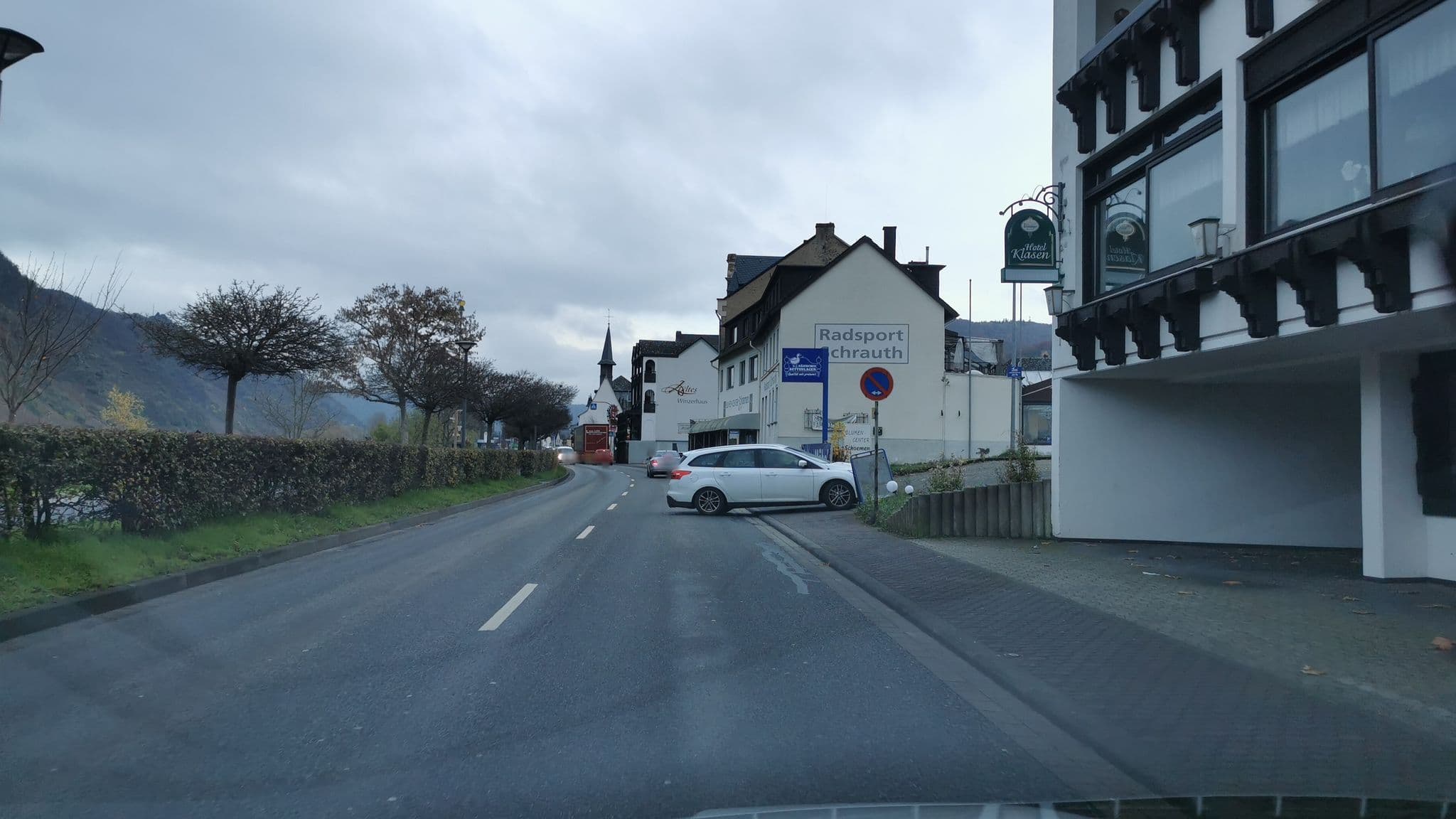 Street view near Weinhaus Klasen, Cochem — © elle (CC BY-SA · Mapillary)