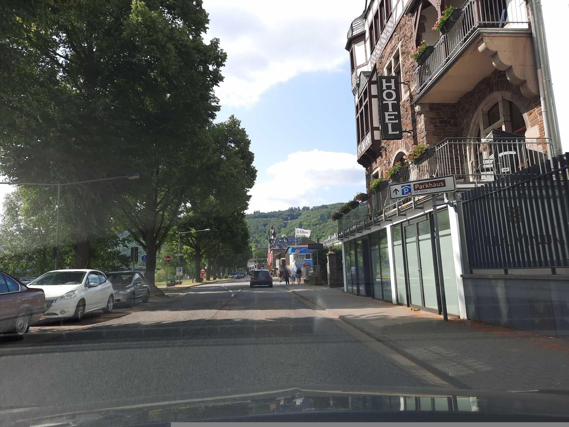 Street view near Hotel Villa Vinum Cochem, Cochem — © Lowiekse (CC BY-SA · Mapillary)