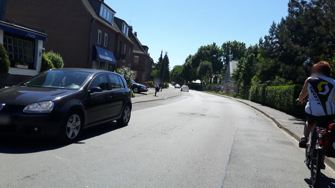Street view near Hotel Villa Verde, Linn — © changchun1 (CC BY-SA · Mapillary)