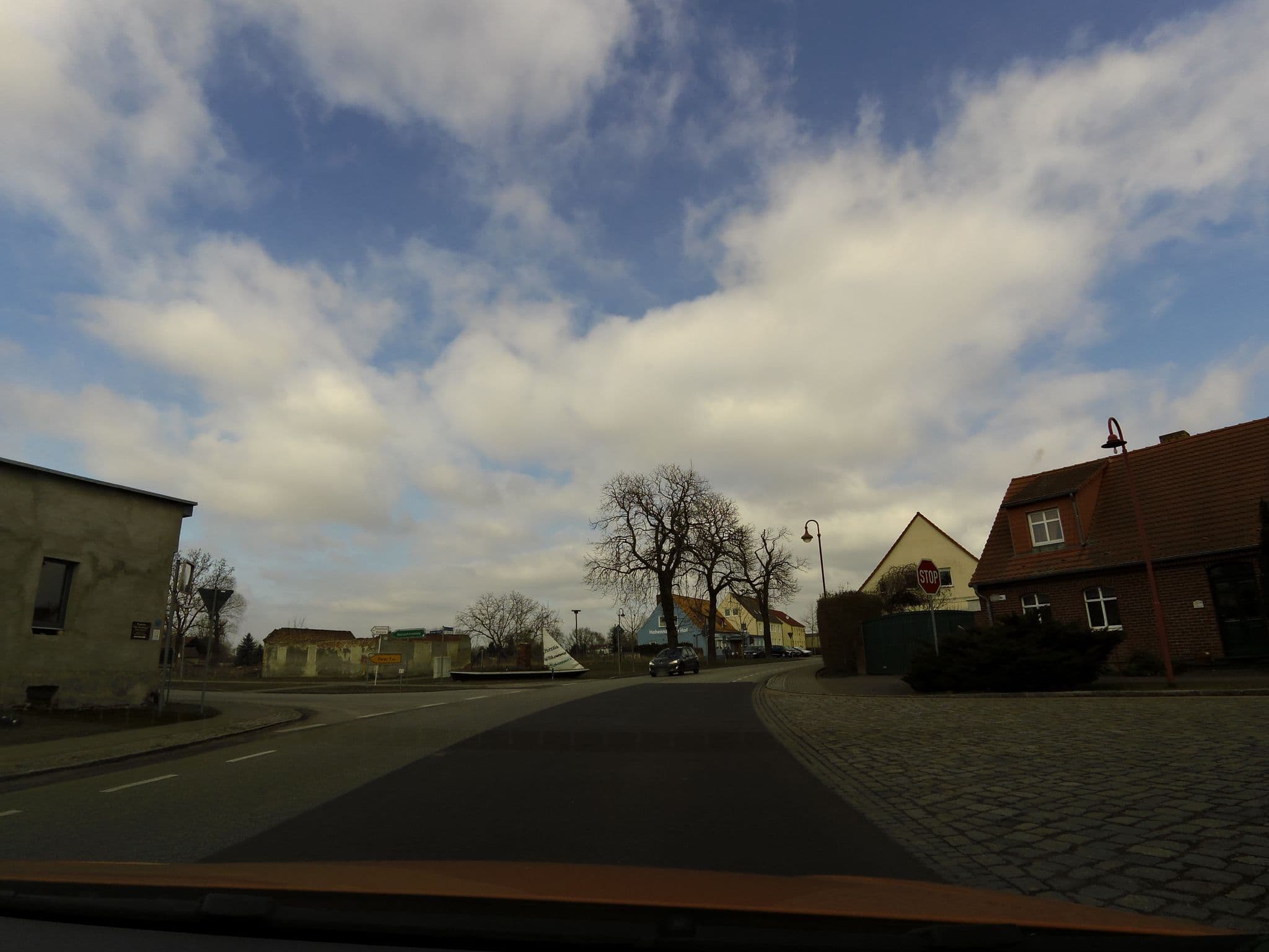 Street view near Pension "Am Dorfanger", Rathenow — © moenk (CC BY-SA · Mapillary)
