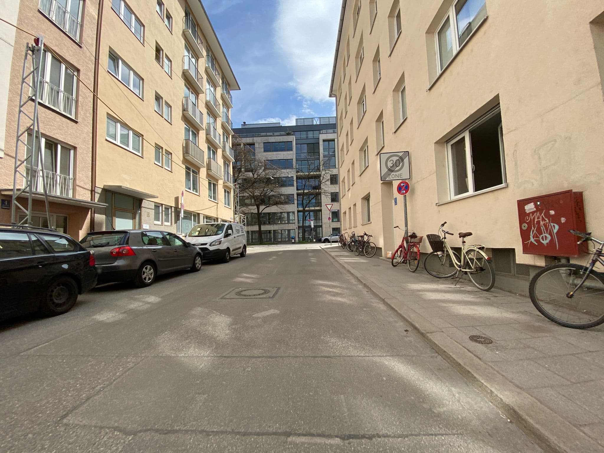 Street view near Das kleine Hotel, Munich — © piaitsch (CC BY-SA · Mapillary)