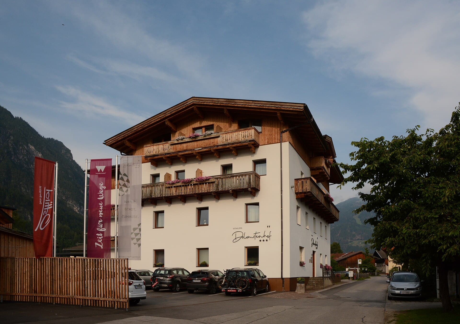 Der Dolomitenhof (via Wikimedia Commons, CC BY-SA 4.0)