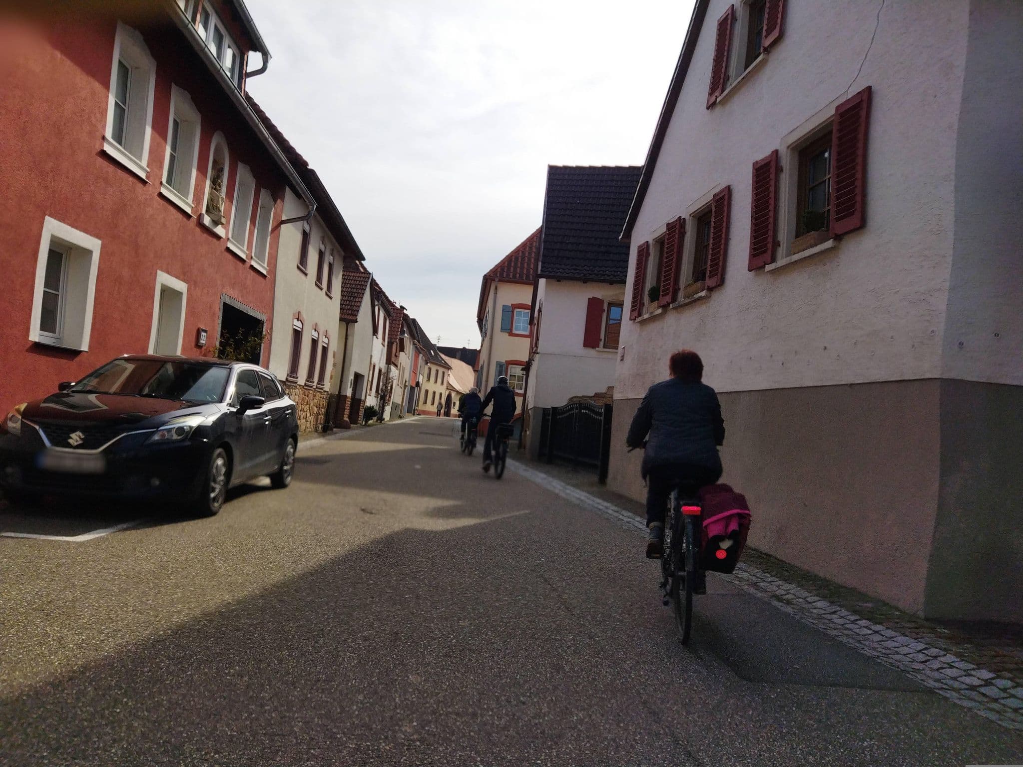 Street view near Weingut Harry Hertel Wohnmobilstellplatz, Rhodt unter Rietburg — © changchun1 (CC BY-SA · Mapillary)