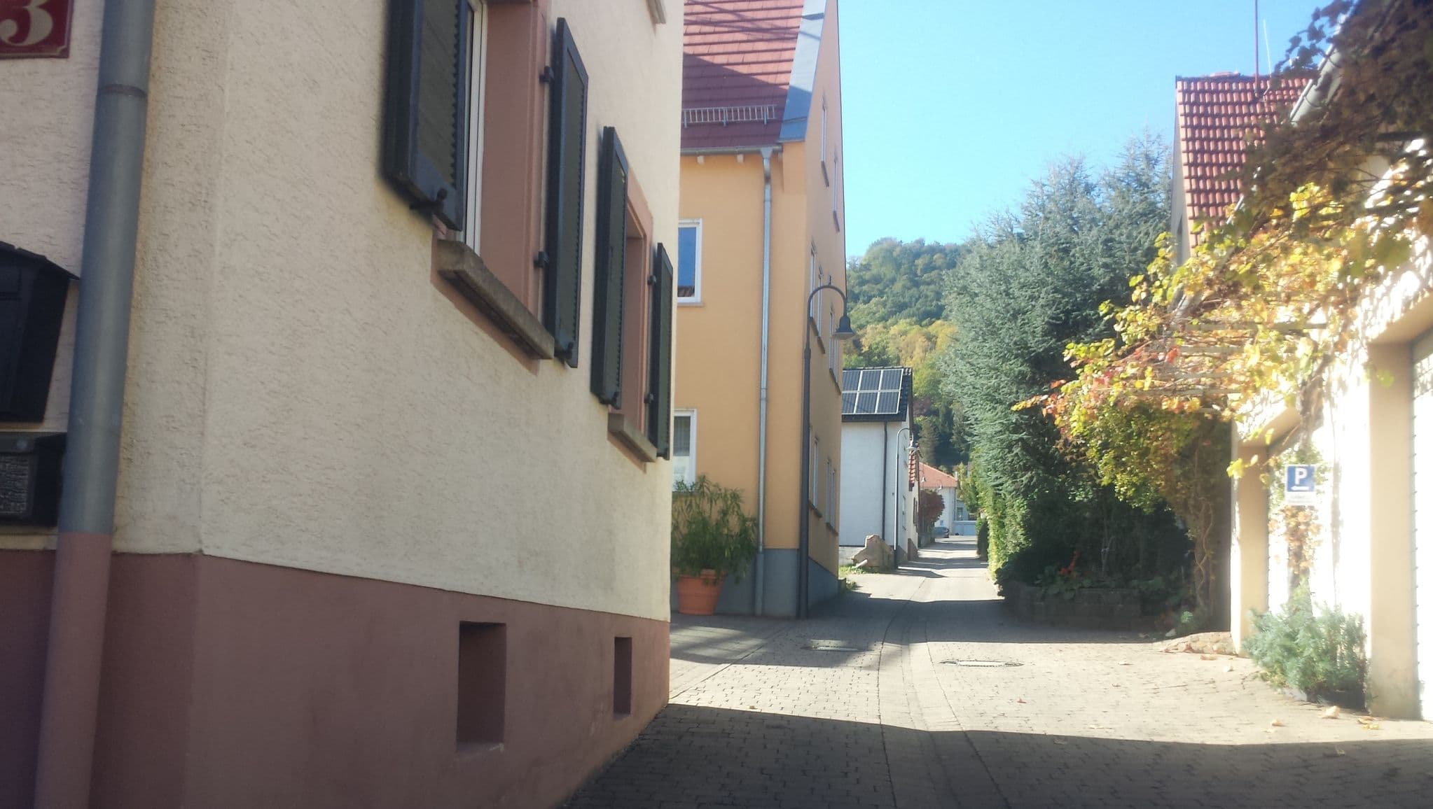 Street view near Wein- u. Sektgut Klemens Weber, Rhodt unter Rietburg — © wegavision (CC BY-SA · Mapillary)