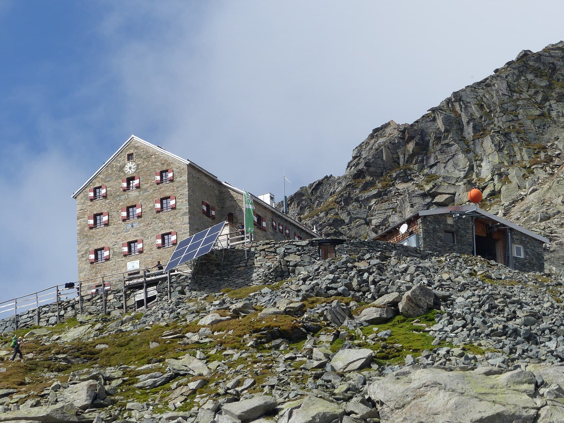 Neue Prager Hütte (via Wikimedia Commons, CC BY-SA 4.0)