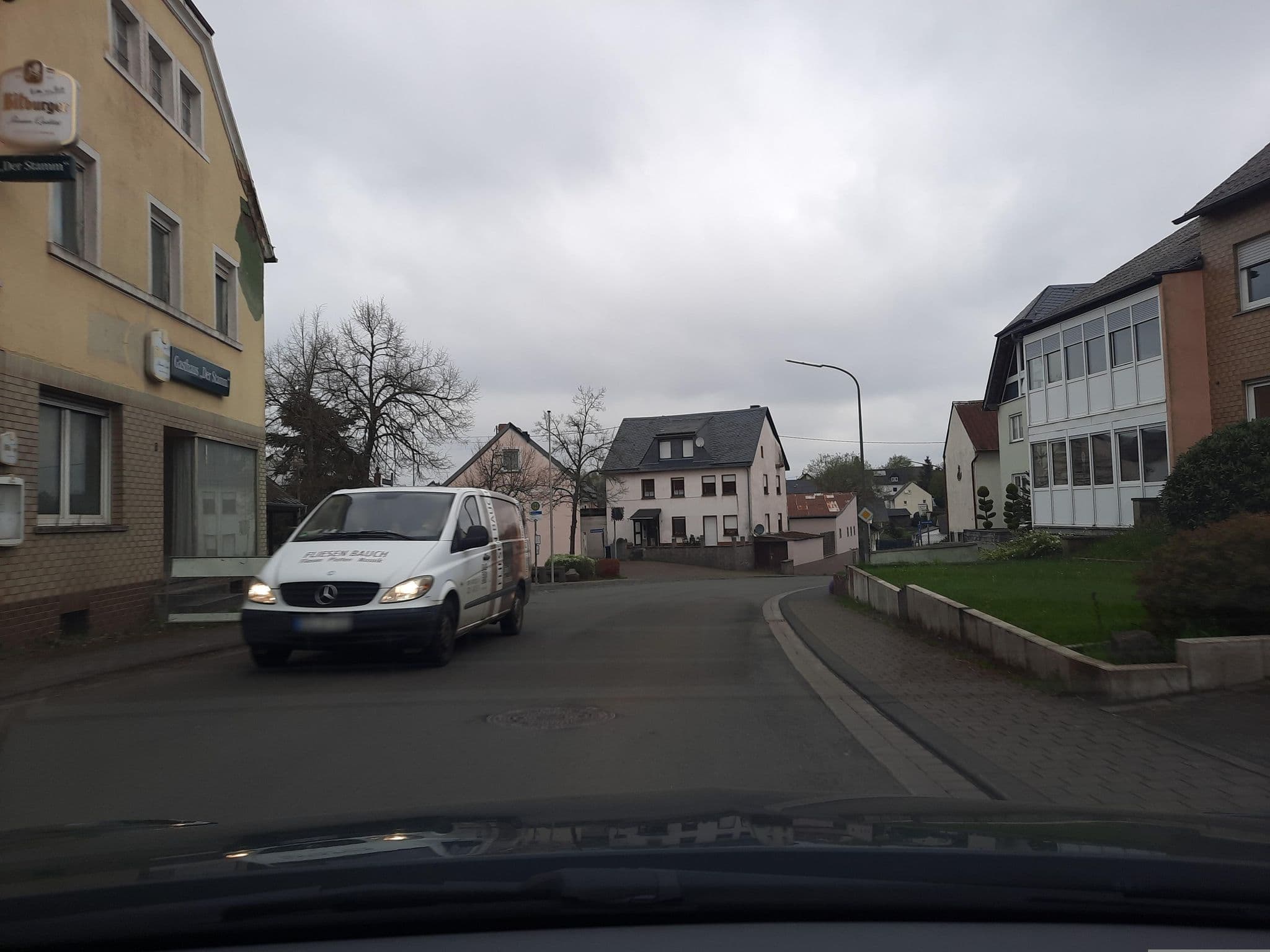 Street view near Gasthaus "Der Stamm", Bausendorf — © Lowiekse (CC BY-SA · Mapillary)