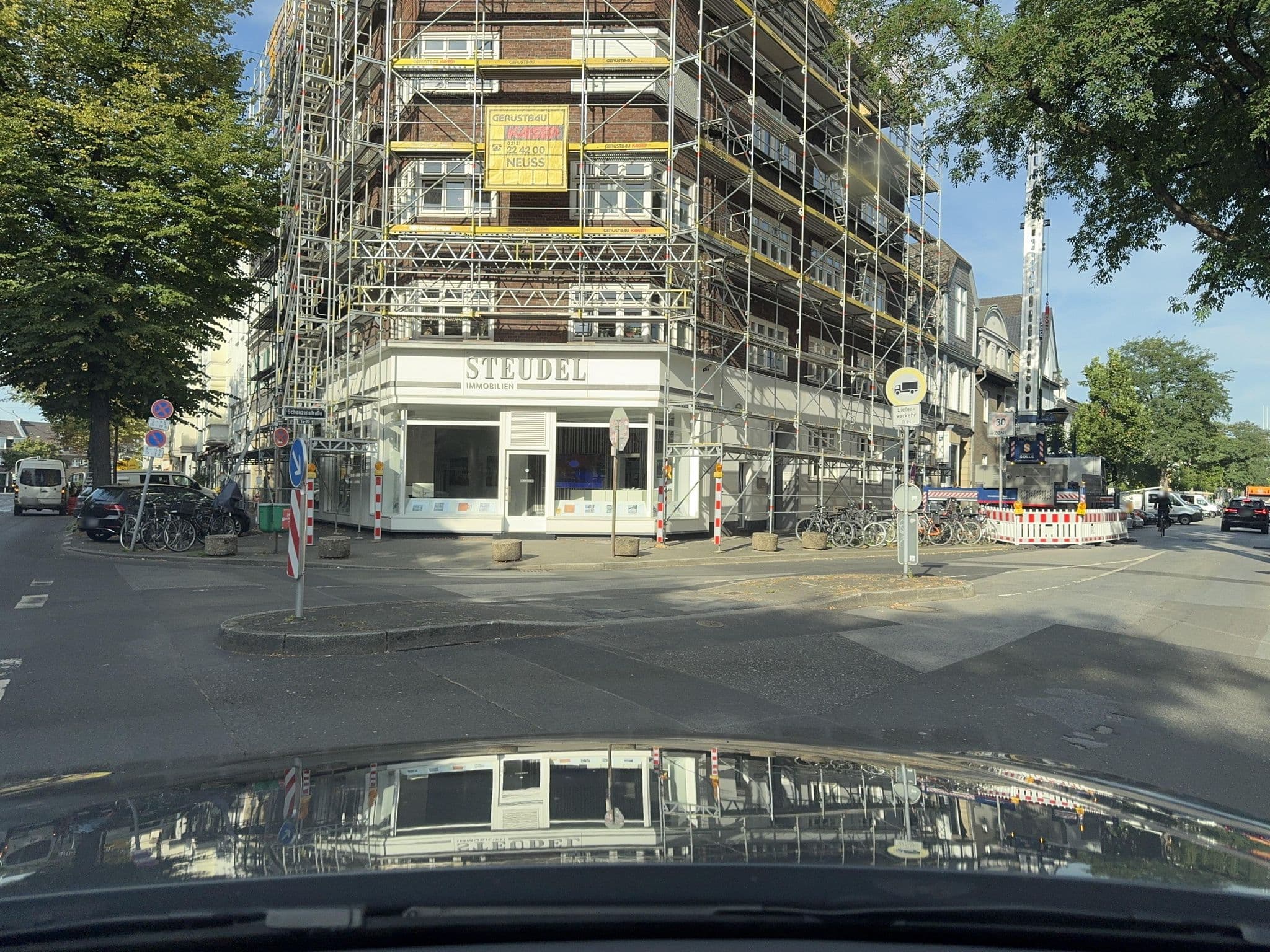 Street view near Hotel Hanseat, Düsseldorf — © endradon (CC BY-SA · Mapillary)