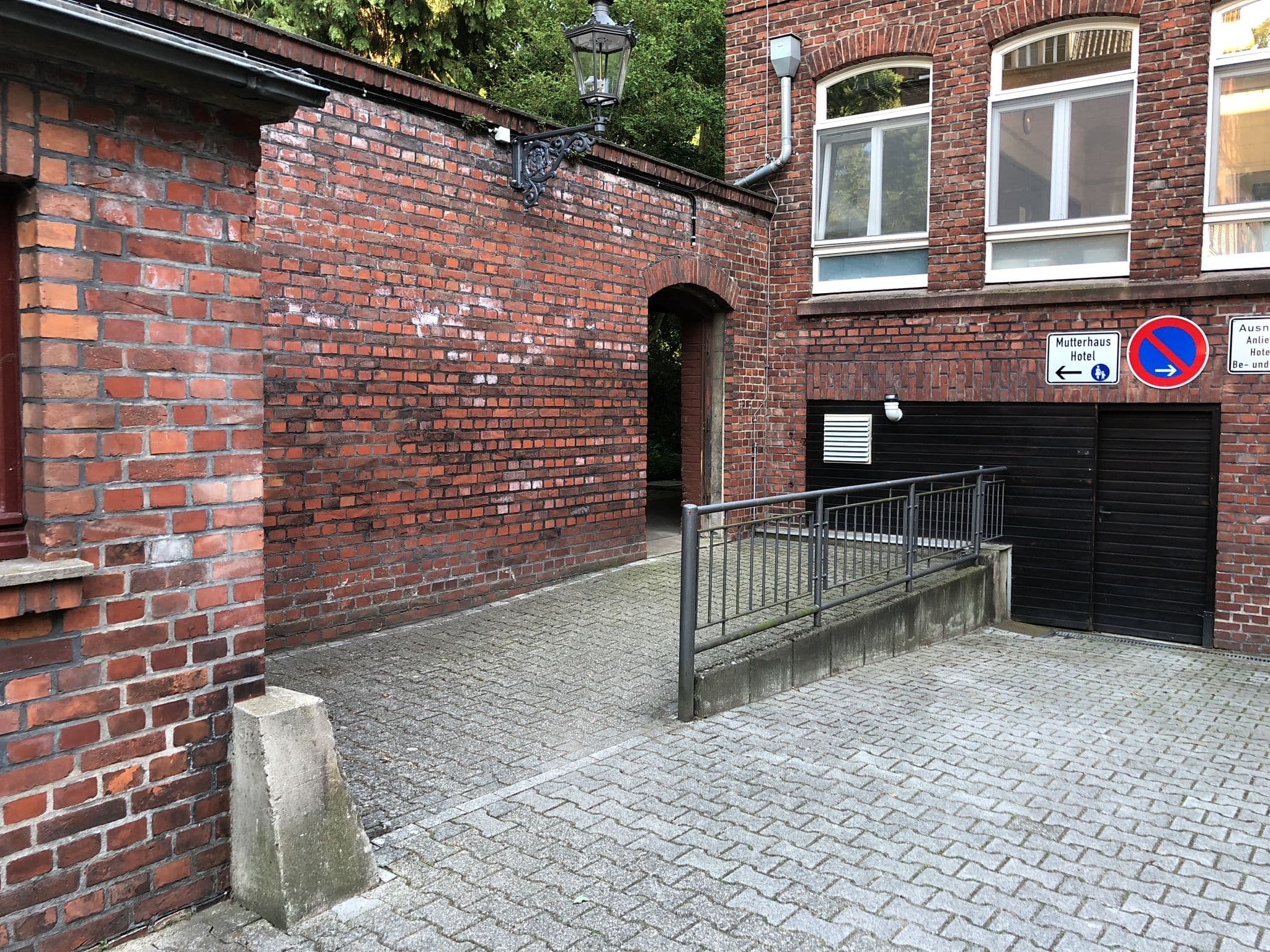 Street view near Hotel MutterHaus, Meerbusch — © aloggizugg (CC BY-SA · Mapillary)