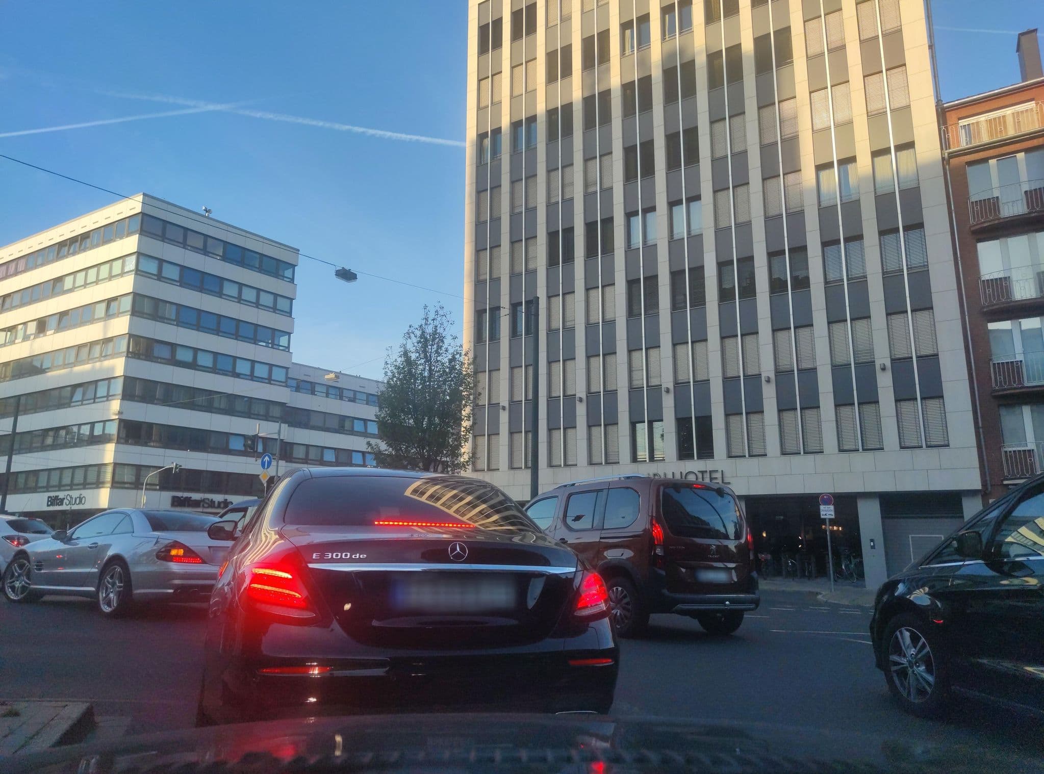 Street view near Henri, Düsseldorf-Pempelfort — © hiwi234 (CC BY-SA · Mapillary)