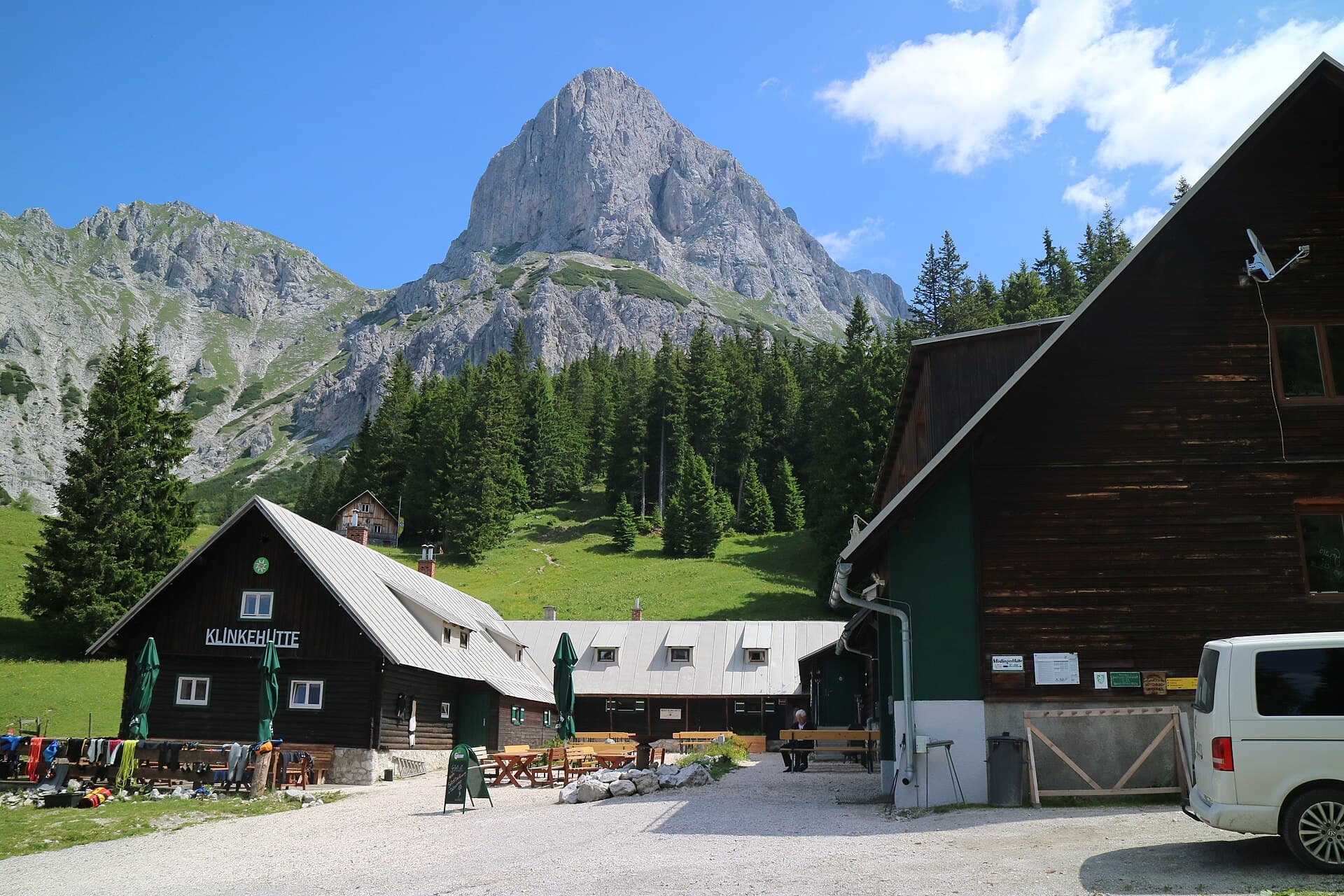Oberst Klinke Hütte (via Wikimedia Commons, CC BY-SA 3.0)