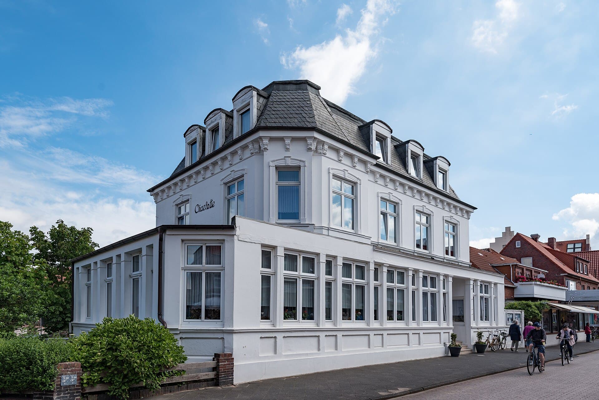 Villa Charlotte (via Wikimedia Commons, CC BY-SA 4.0)