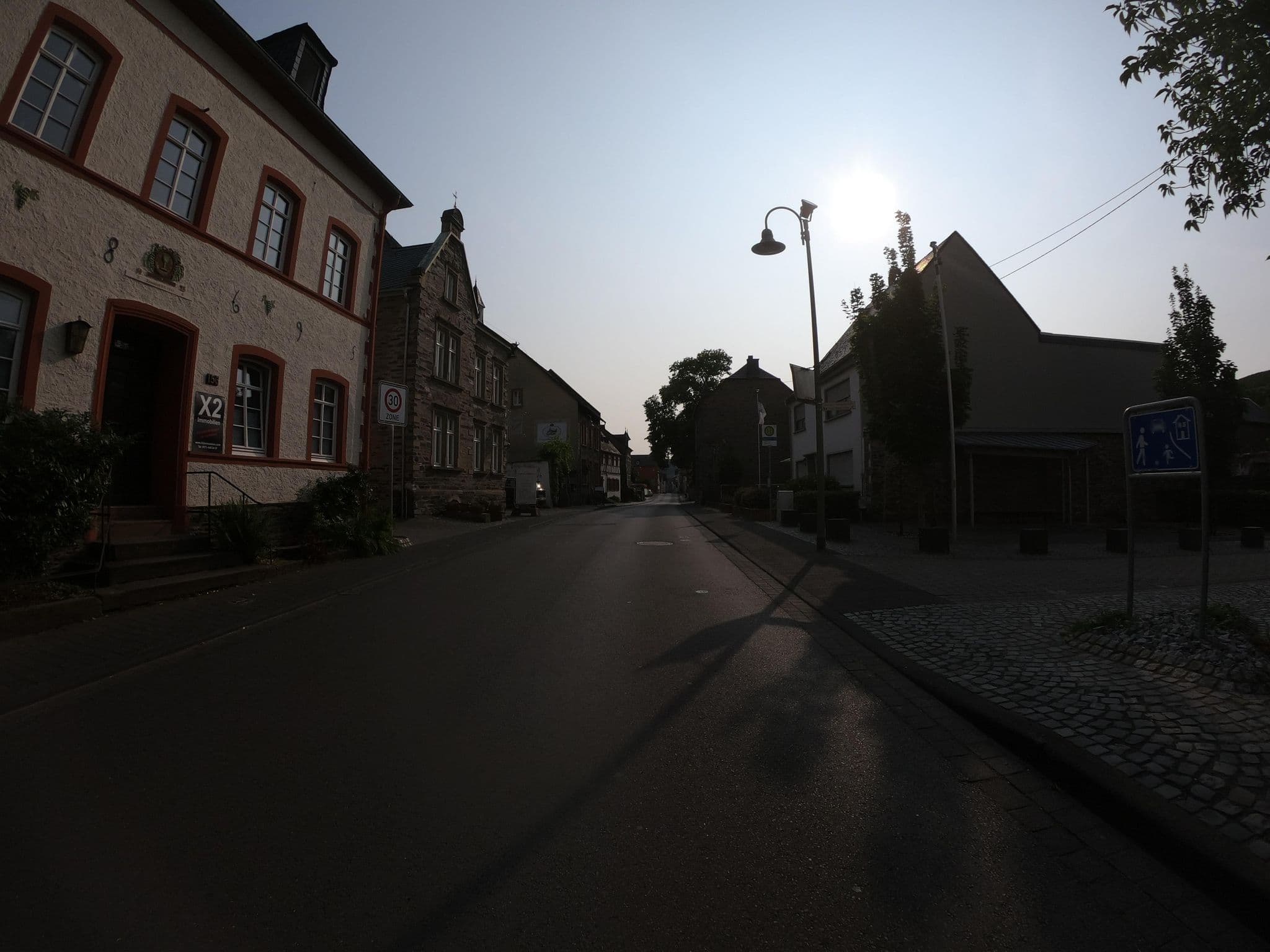 Street view near Gästezimmer Weingut Harald Konrad Fehres, Brauneberg — © joostjakob (CC BY-SA · Mapillary)