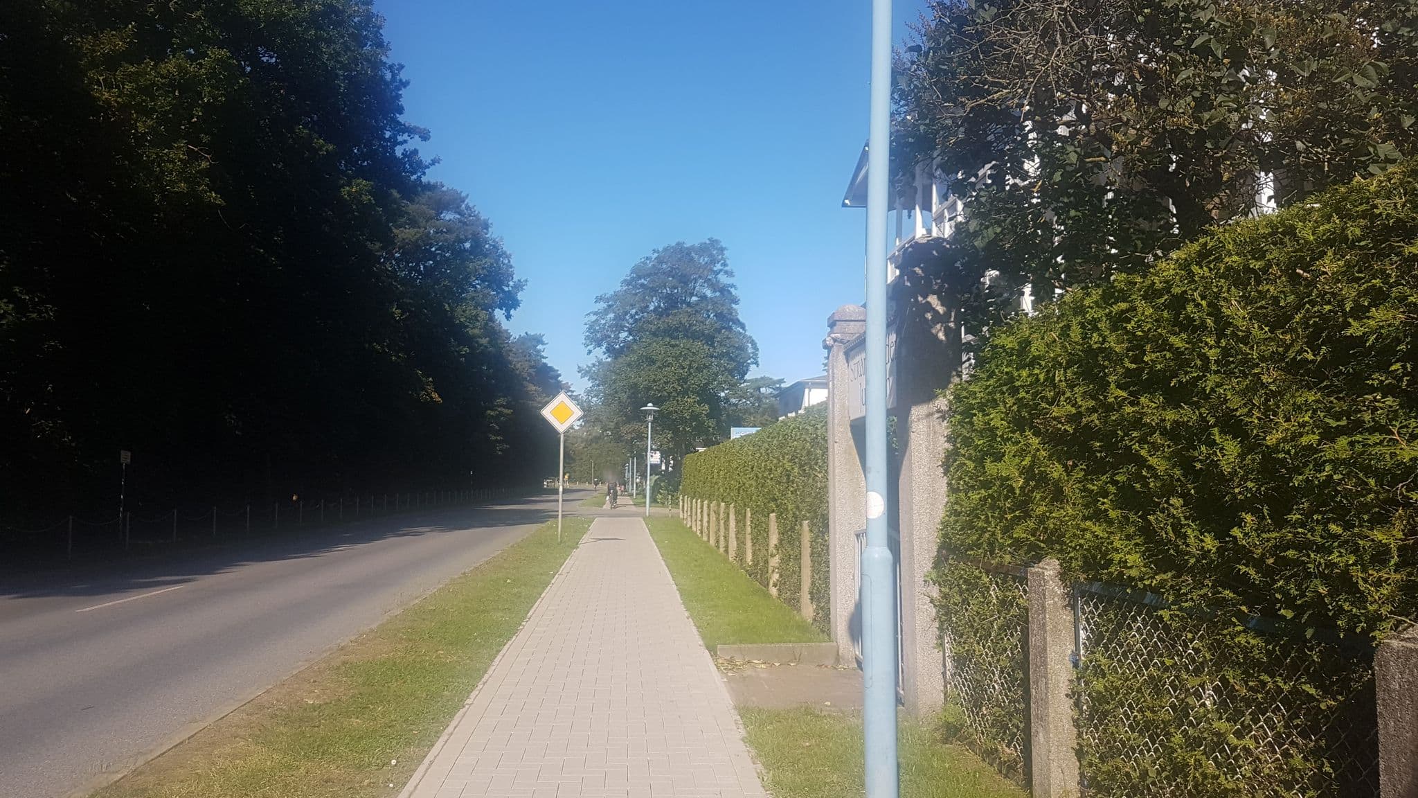Street view near Strandresidenz Juliusruh, Wiek — © snowdiver (CC BY-SA · Mapillary)