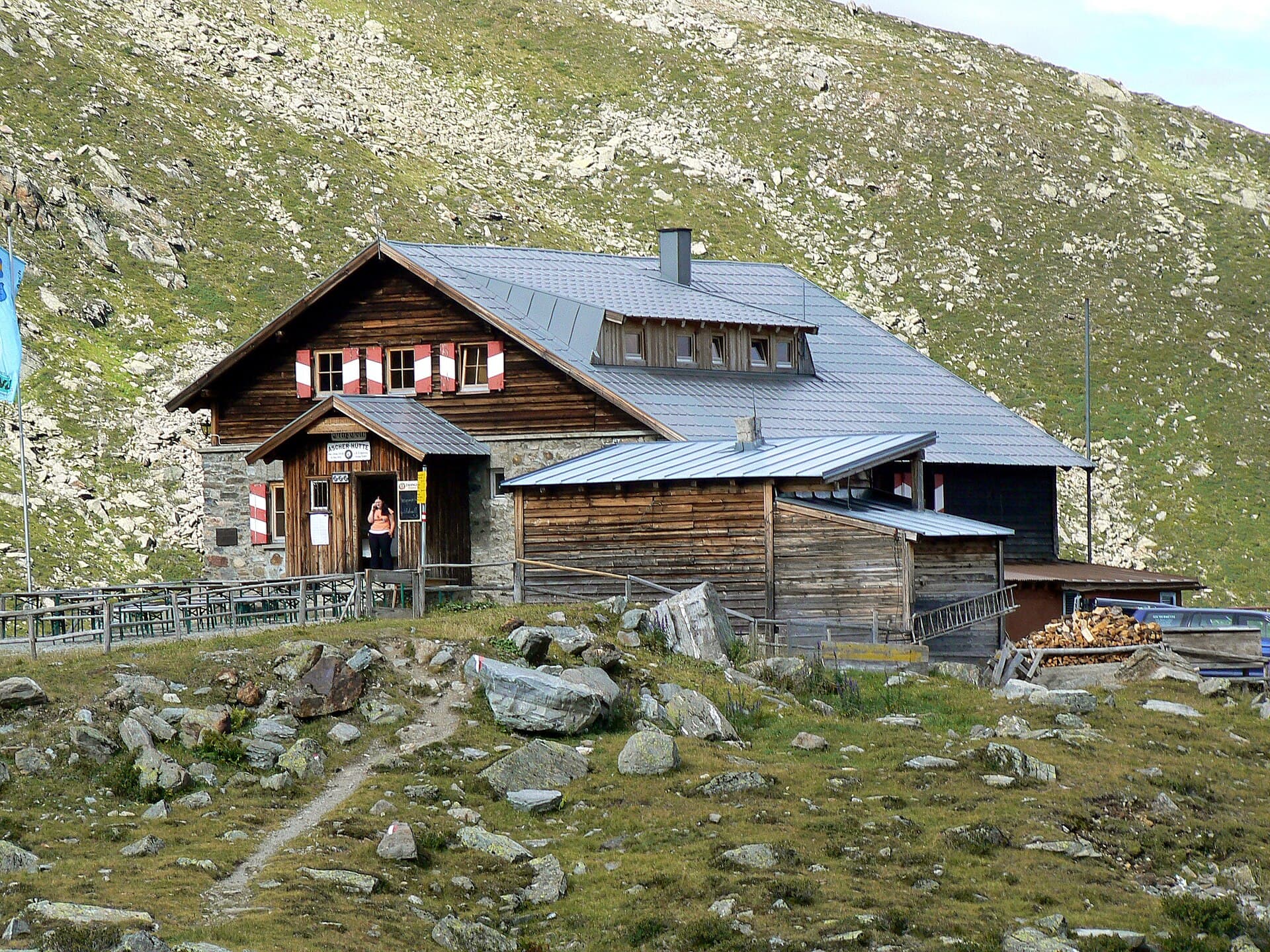 Ascher Hütte (via Wikimedia Commons, CC BY-SA 3.0)