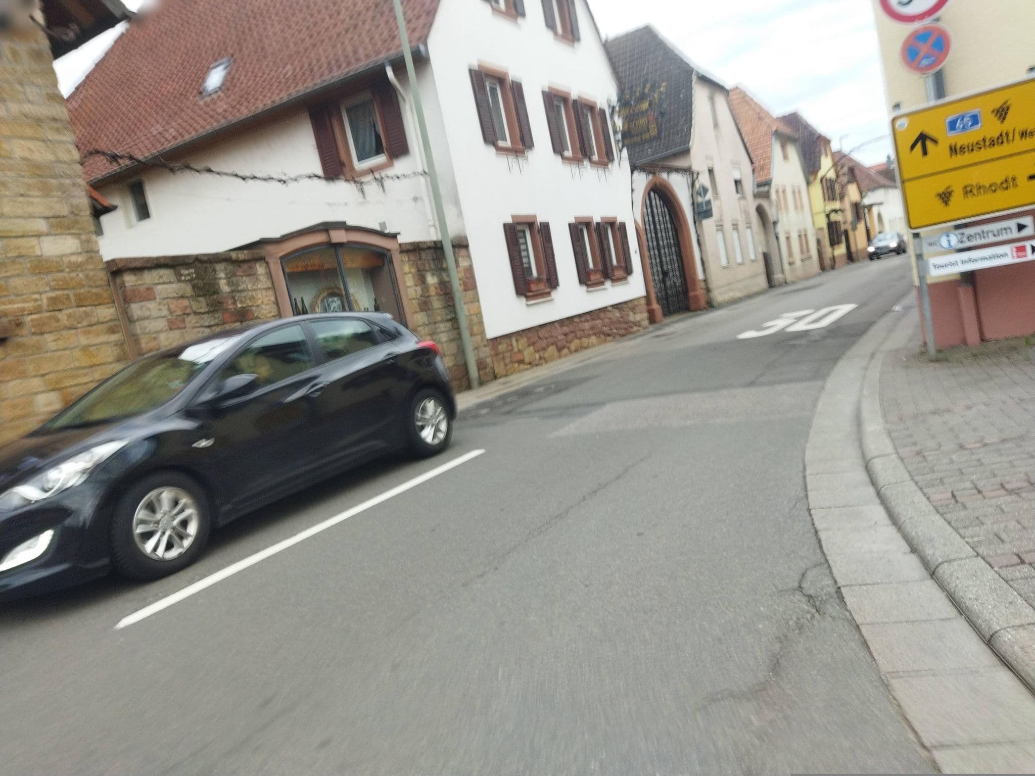 Street view near Gästehaus Schreieck, Edenkoben — © changchun1 (CC BY-SA · Mapillary)
