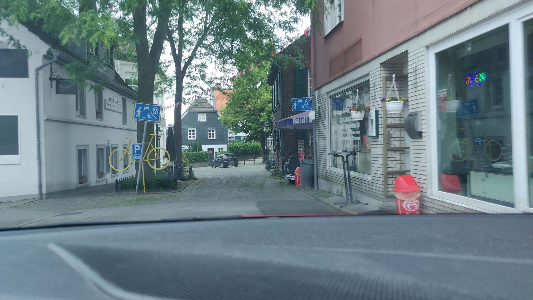 Street view near ESSGOLD Hotel, Heiligenhaus — © mighty_eighty (CC BY-SA · Mapillary)