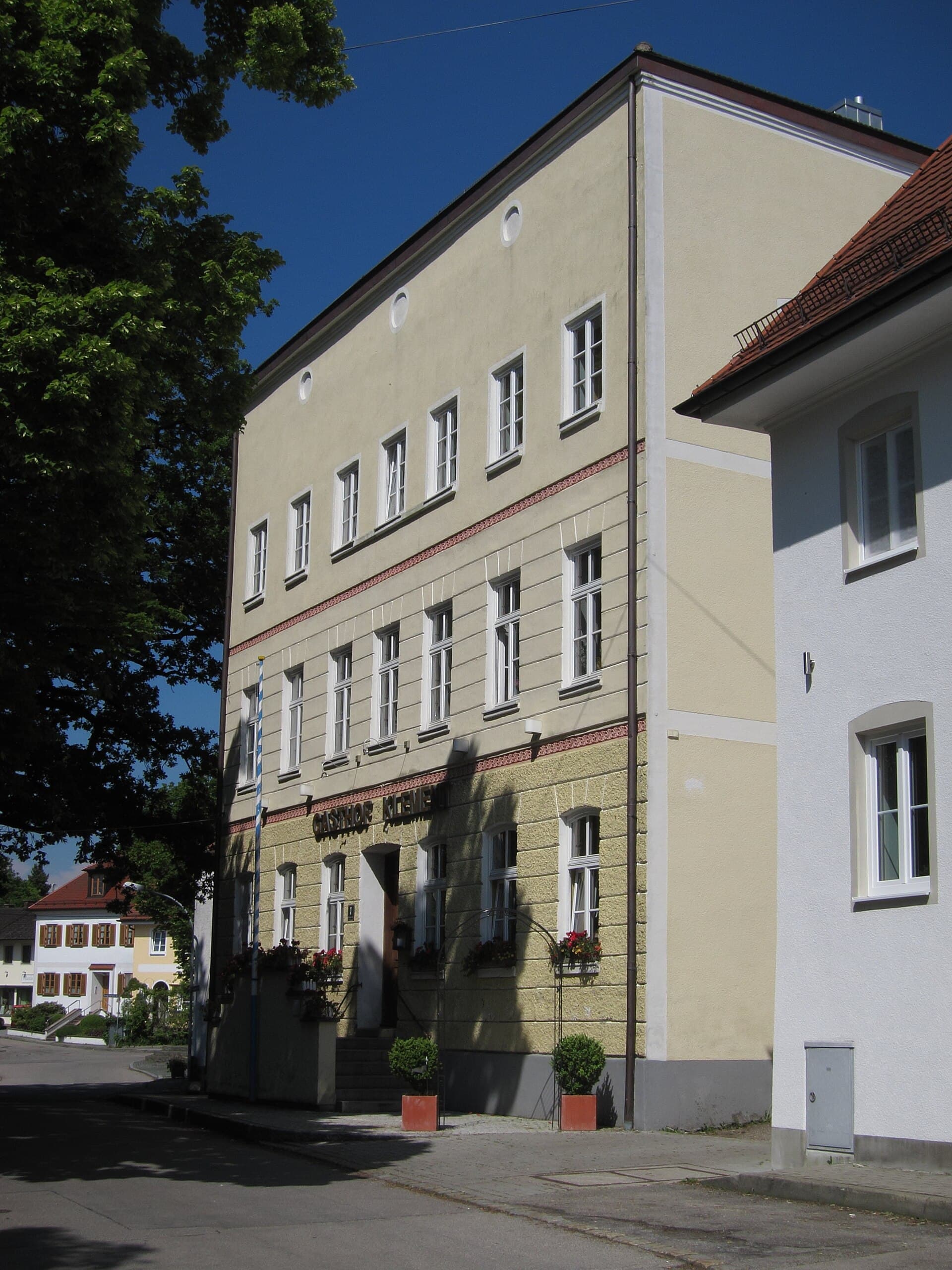 Gasthof Klement (via Wikimedia Commons, CC BY-SA 3.0)