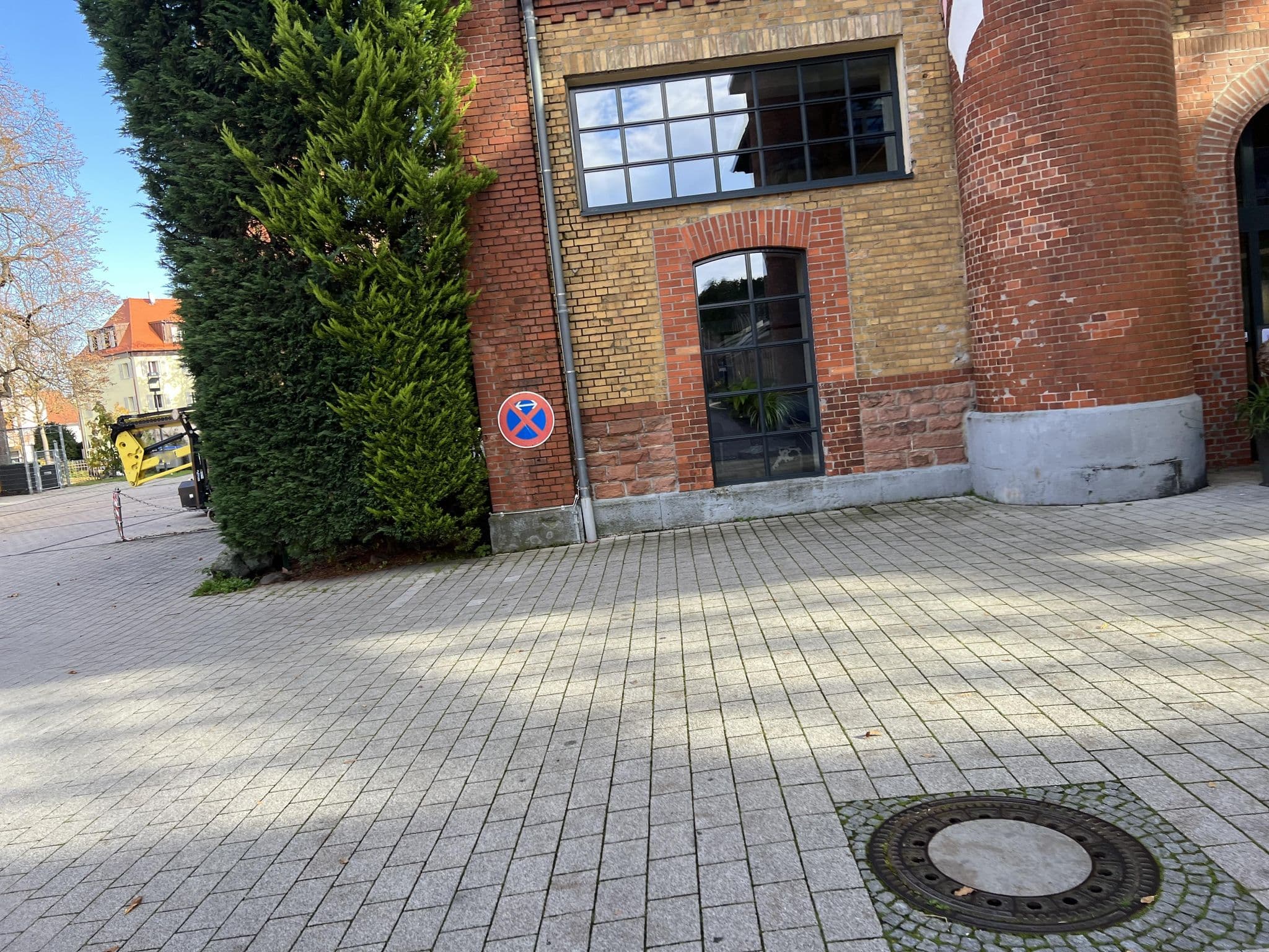 Street view near Hotel Offenbach Plaza, Offenbach — © robffm (CC BY-SA · Mapillary)