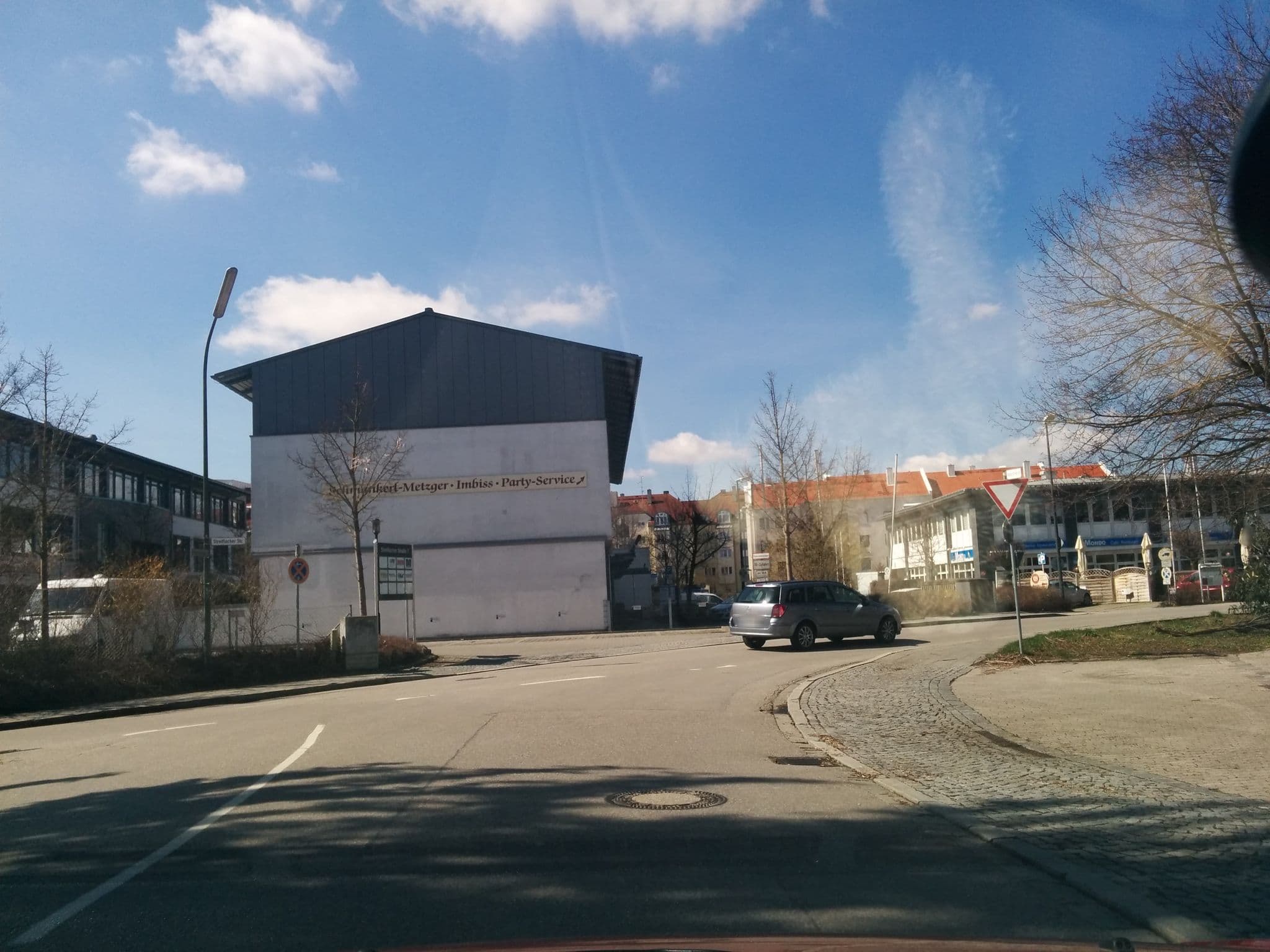 Street view near Hotel Amper, Germering — © boheme (CC BY-SA · Mapillary)