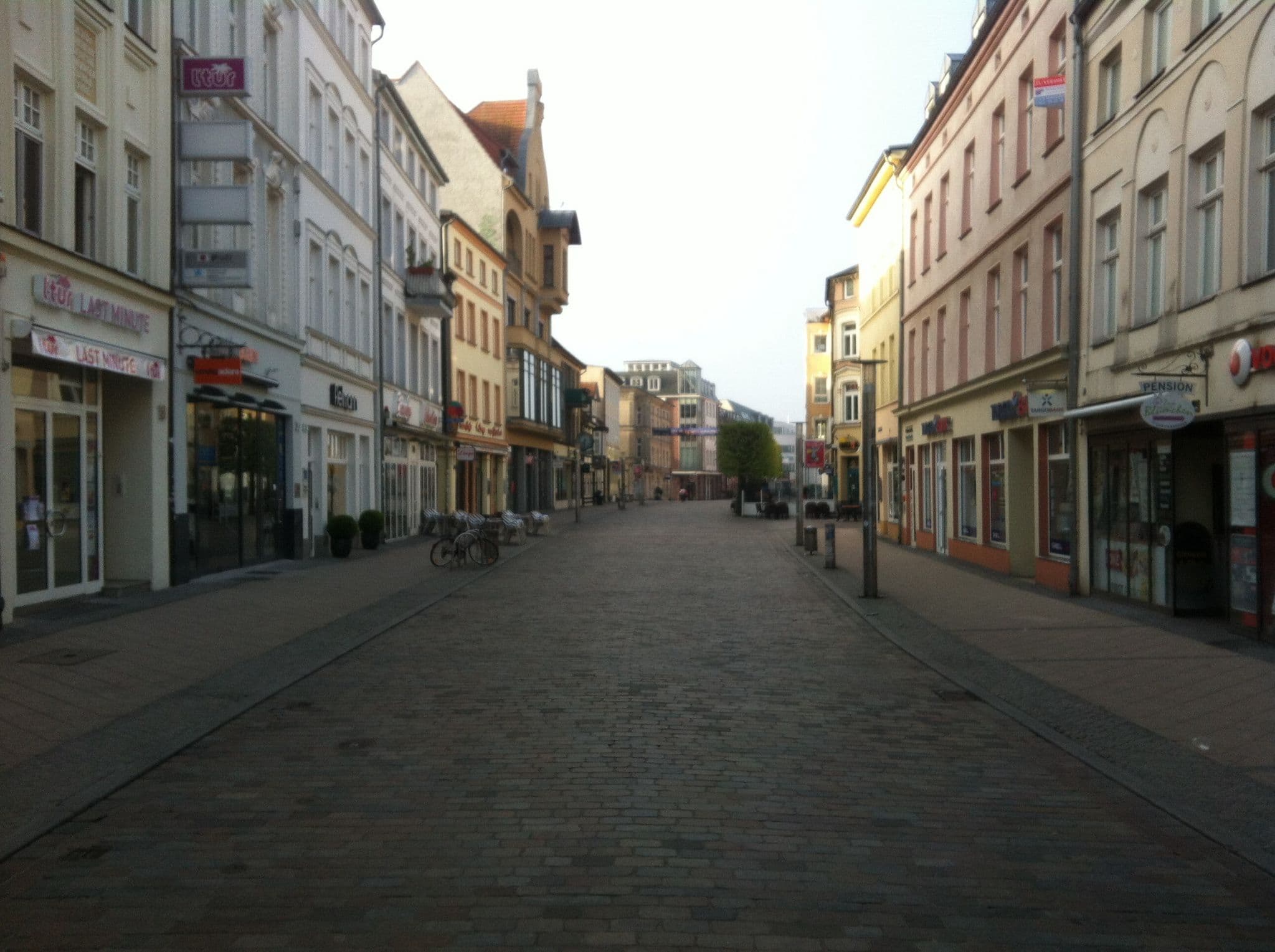 Street view near Pension Zum Blümchen, Schwerin — © georginakirrin (CC BY-SA · Mapillary)