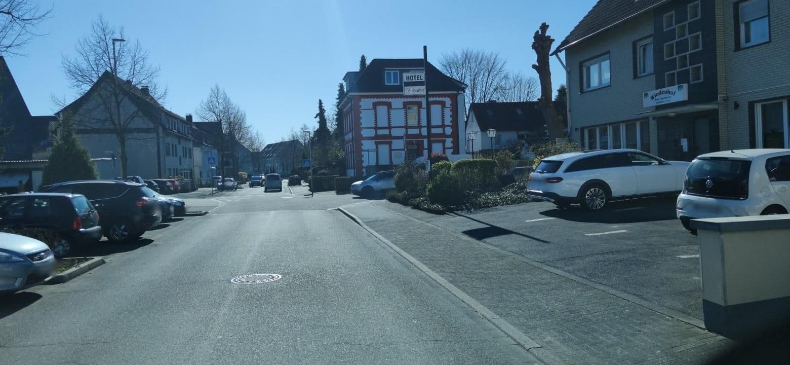 Street view near Hotel garni Wiedenhof, Hilden — © LouCipher (CC BY-SA · Mapillary)