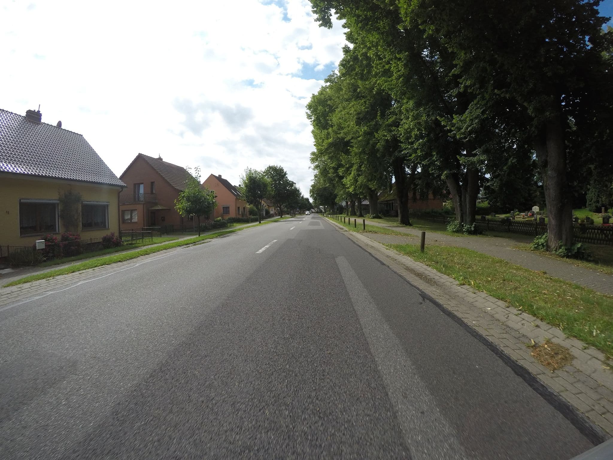Street view near Pension „Oma + Opa“, Wesenberg — © dl7auq (CC BY-SA · Mapillary)