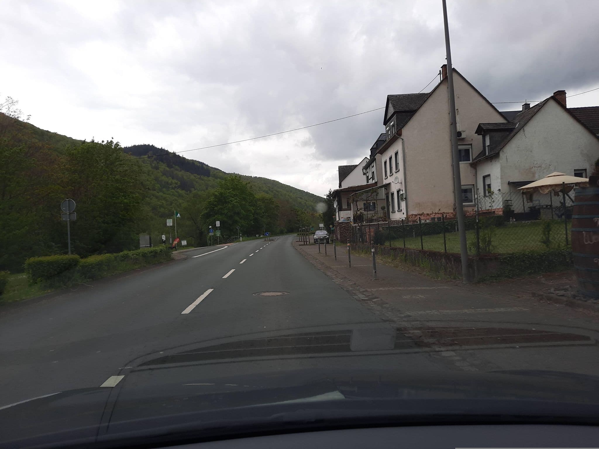 Street view near Weingut Arenz, Ediger-Eller — © Lowiekse (CC BY-SA · Mapillary)