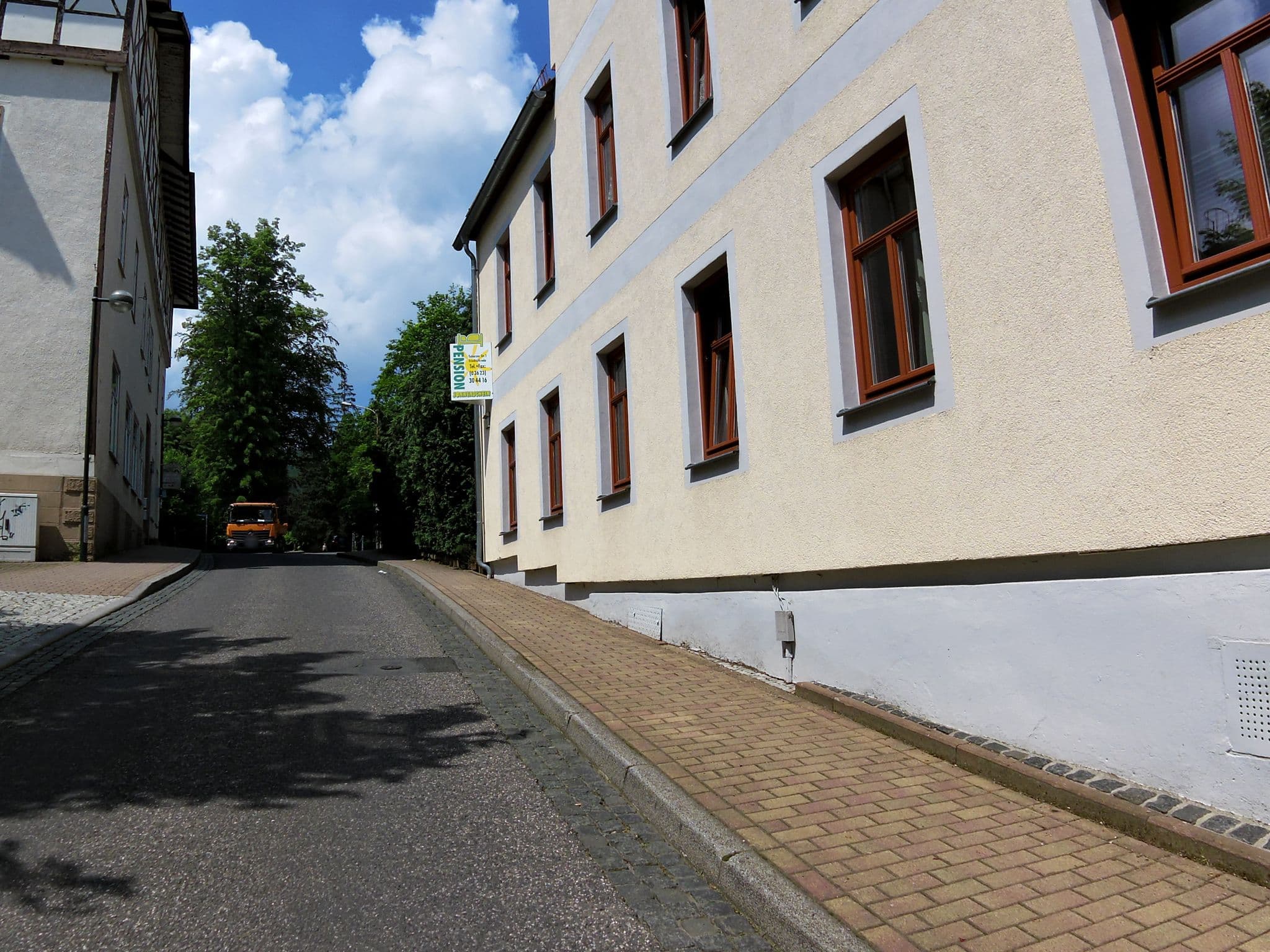 Street view near Pension Sonnenschein, Friedrichroda — © zoegglmeyr (CC BY-SA · Mapillary)