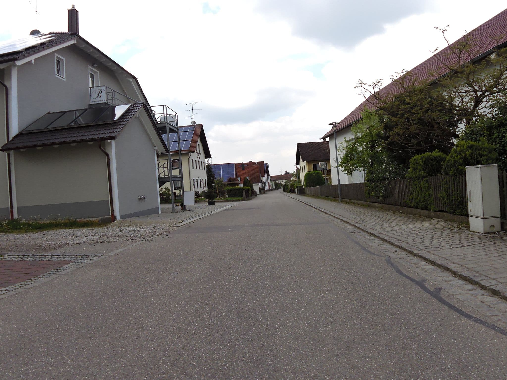Street view near Haus Brandmayerhof, Oberding — © czmrtn (CC BY-SA · Mapillary)