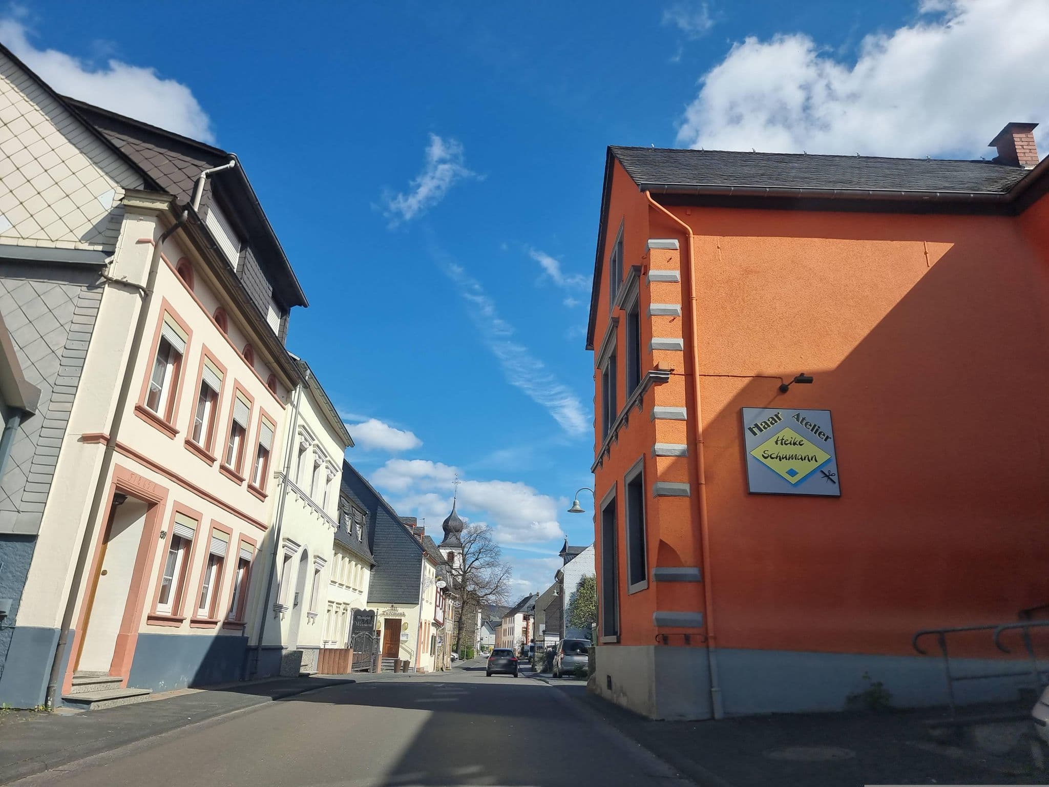 Street view near Weingut Christian Steinmetz "Juffer Flair", Brauneberg — © ma_rt_in (CC BY-SA · Mapillary)