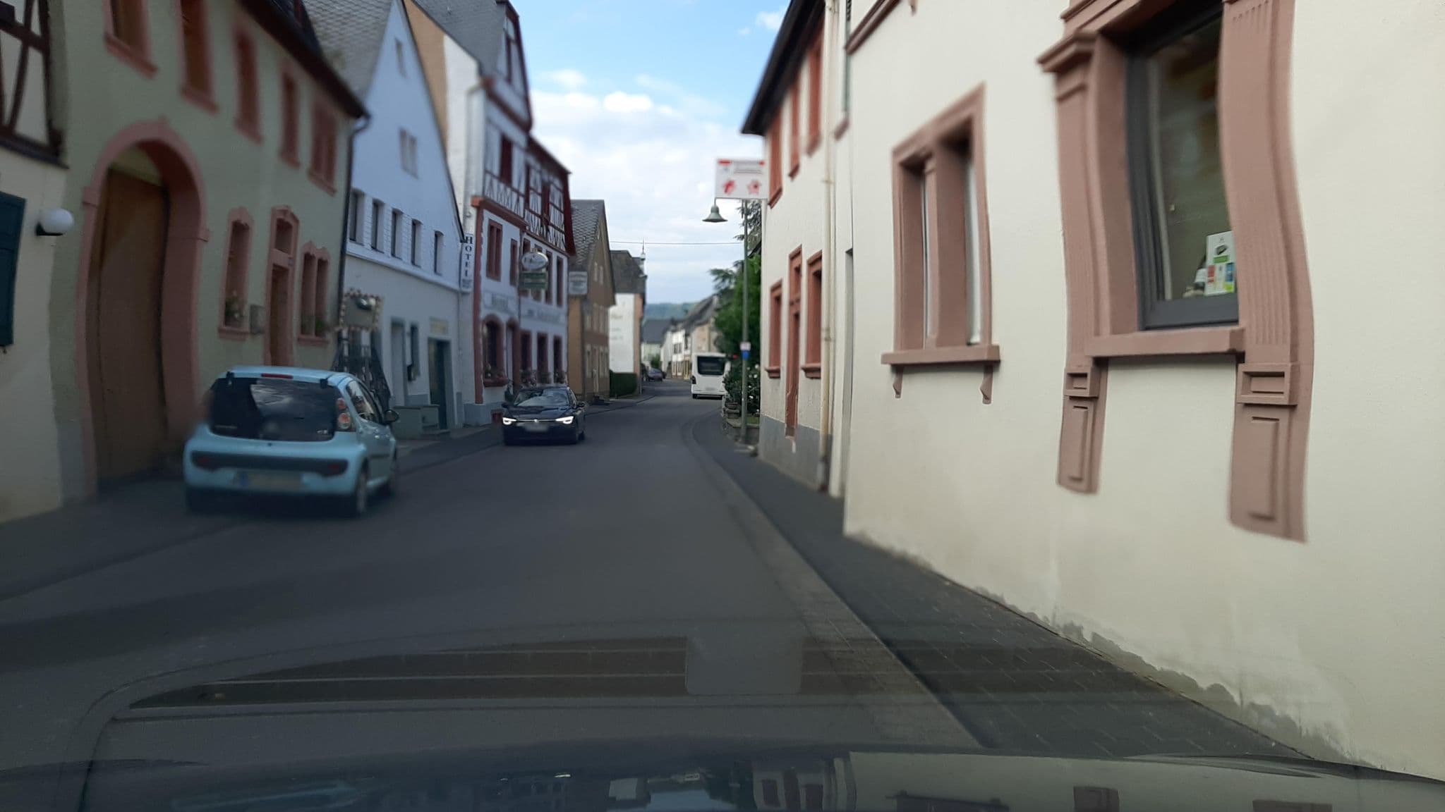 Street view near Brauneberger Hof, Brauneberg — © Lowiekse (CC BY-SA · Mapillary)