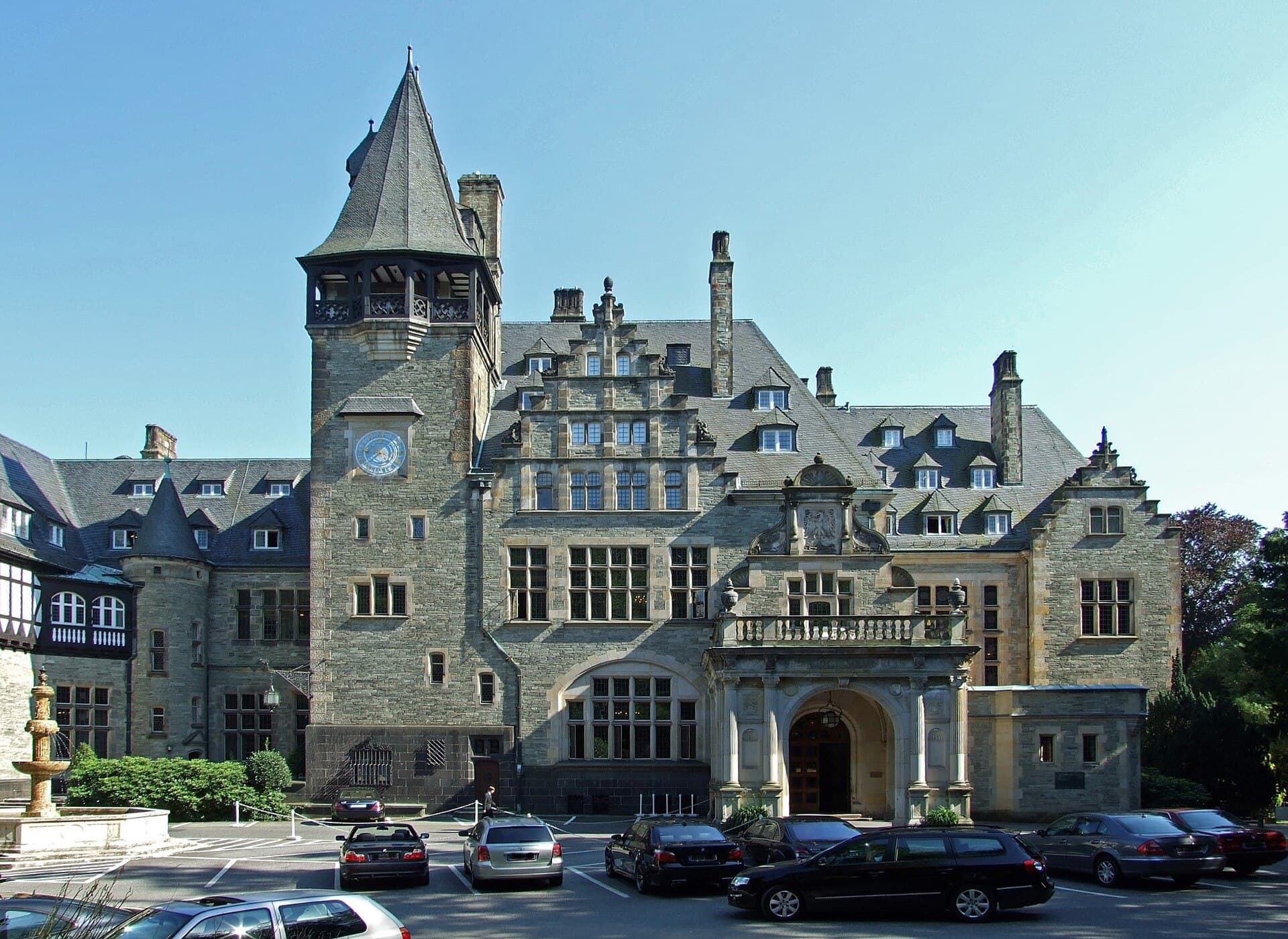 Schlosshotel Kronberg (via Wikimedia Commons, CC BY-SA 3.0)