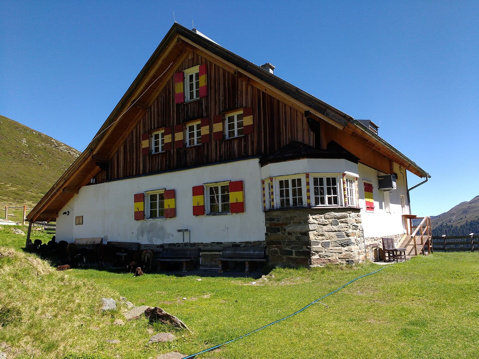 Potsdamer Hütte (via Wikimedia Commons, CC BY-SA 4.0)