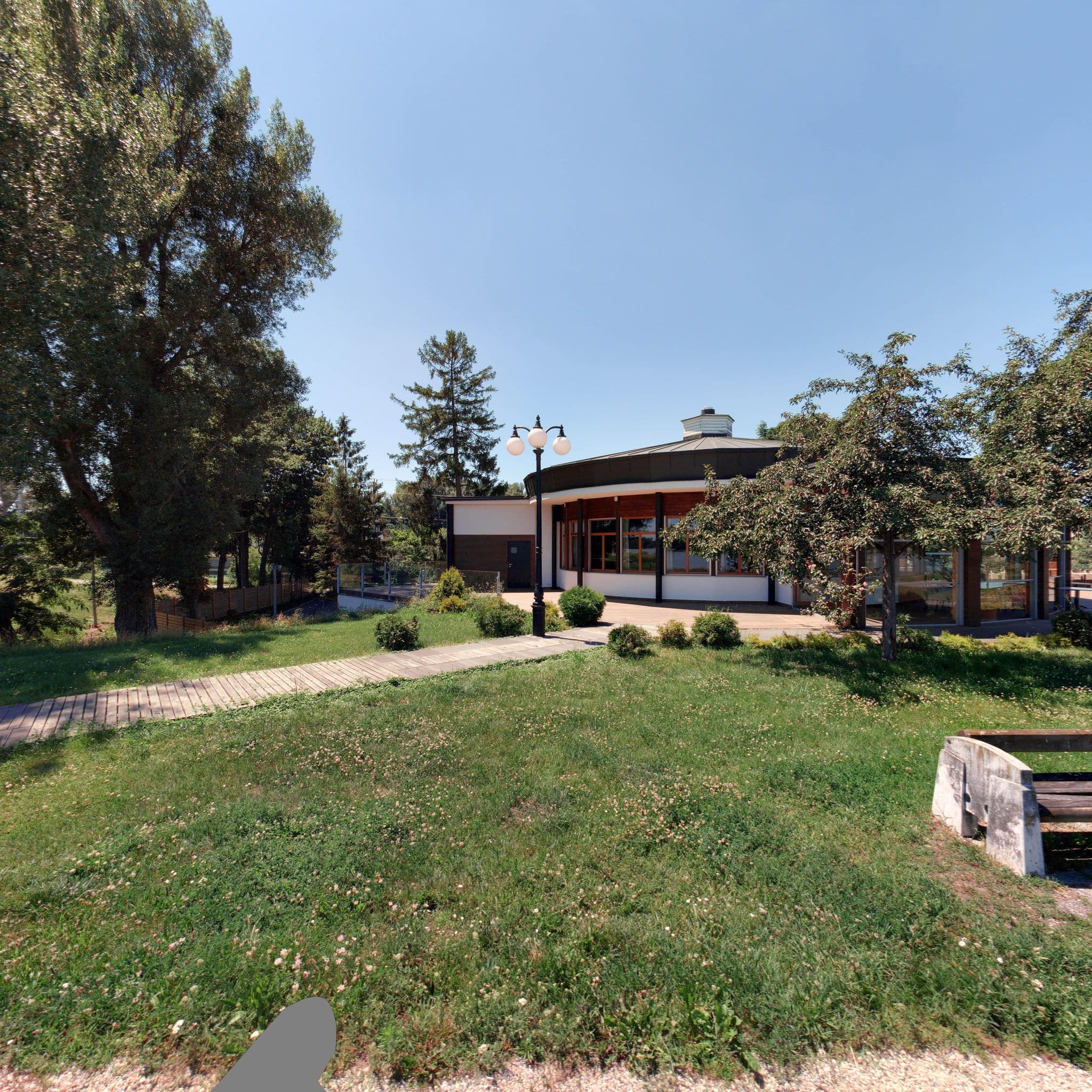 Street view near River Lodge Ister, Simmering — © eliasgander (CC BY-SA · Mapillary)