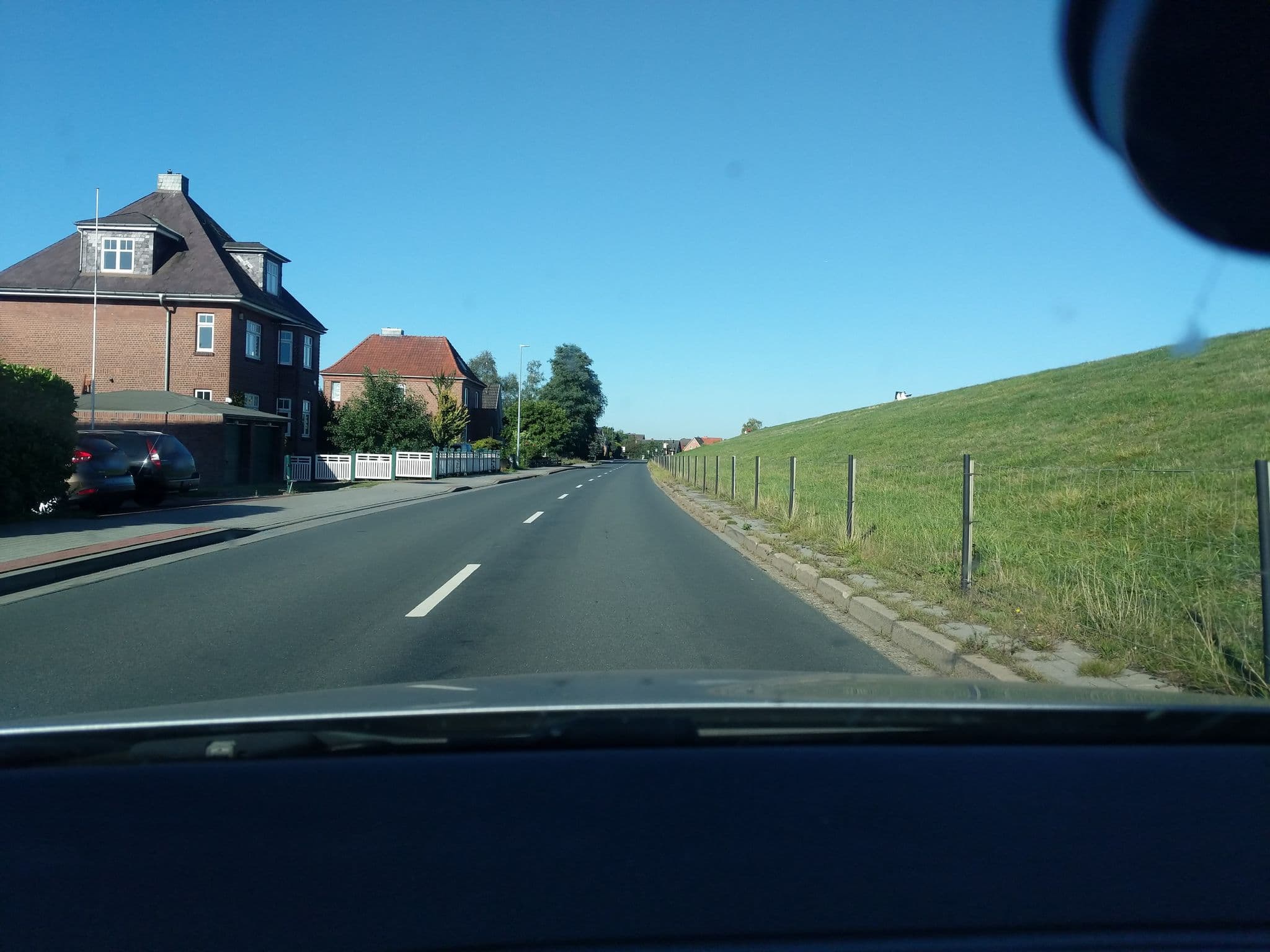Street view near Kapitänshaus, Grünendeich — © nesshof (CC BY-SA · Mapillary)