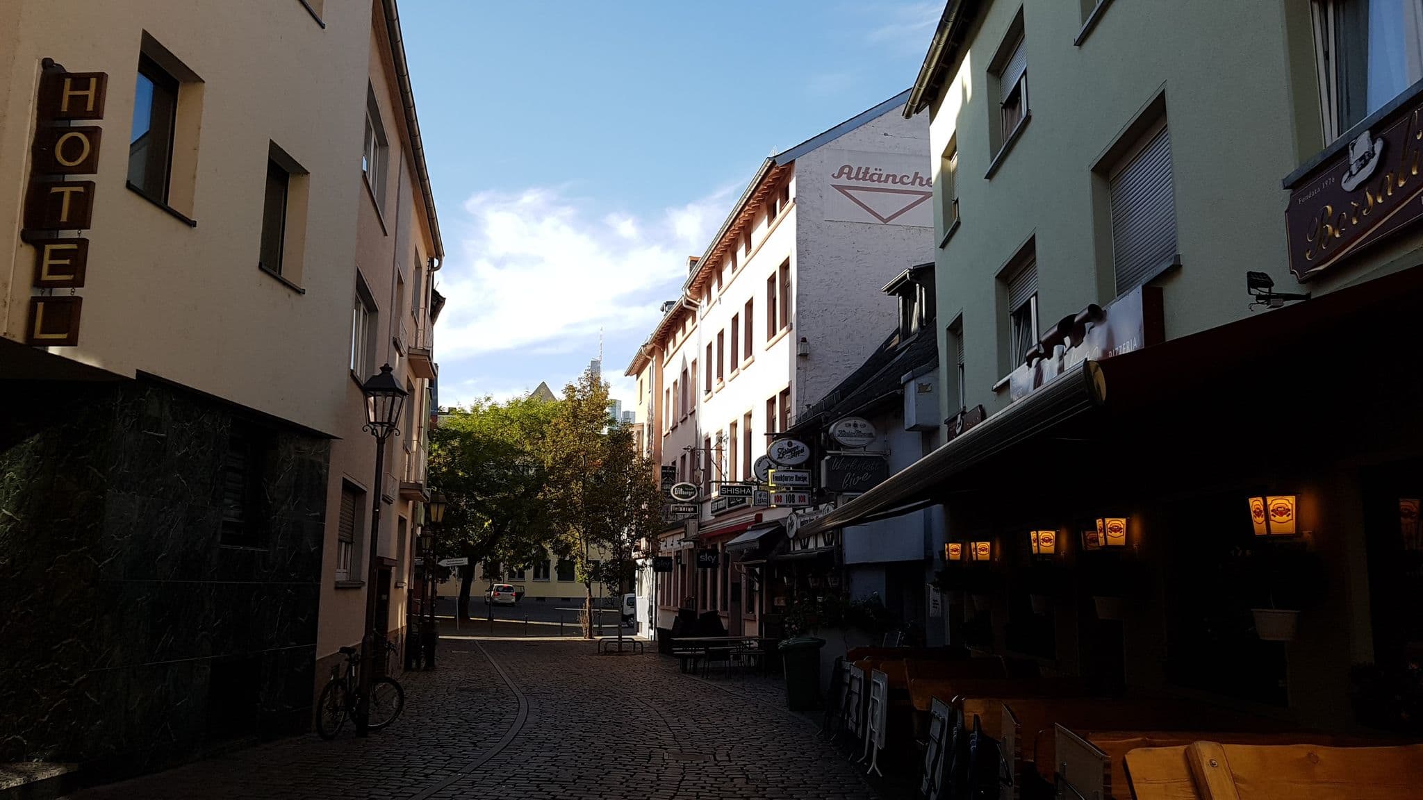 Street view near Hotel Hübler, Frankfurt am Main — © jurgenweighardt (CC BY-SA · Mapillary)