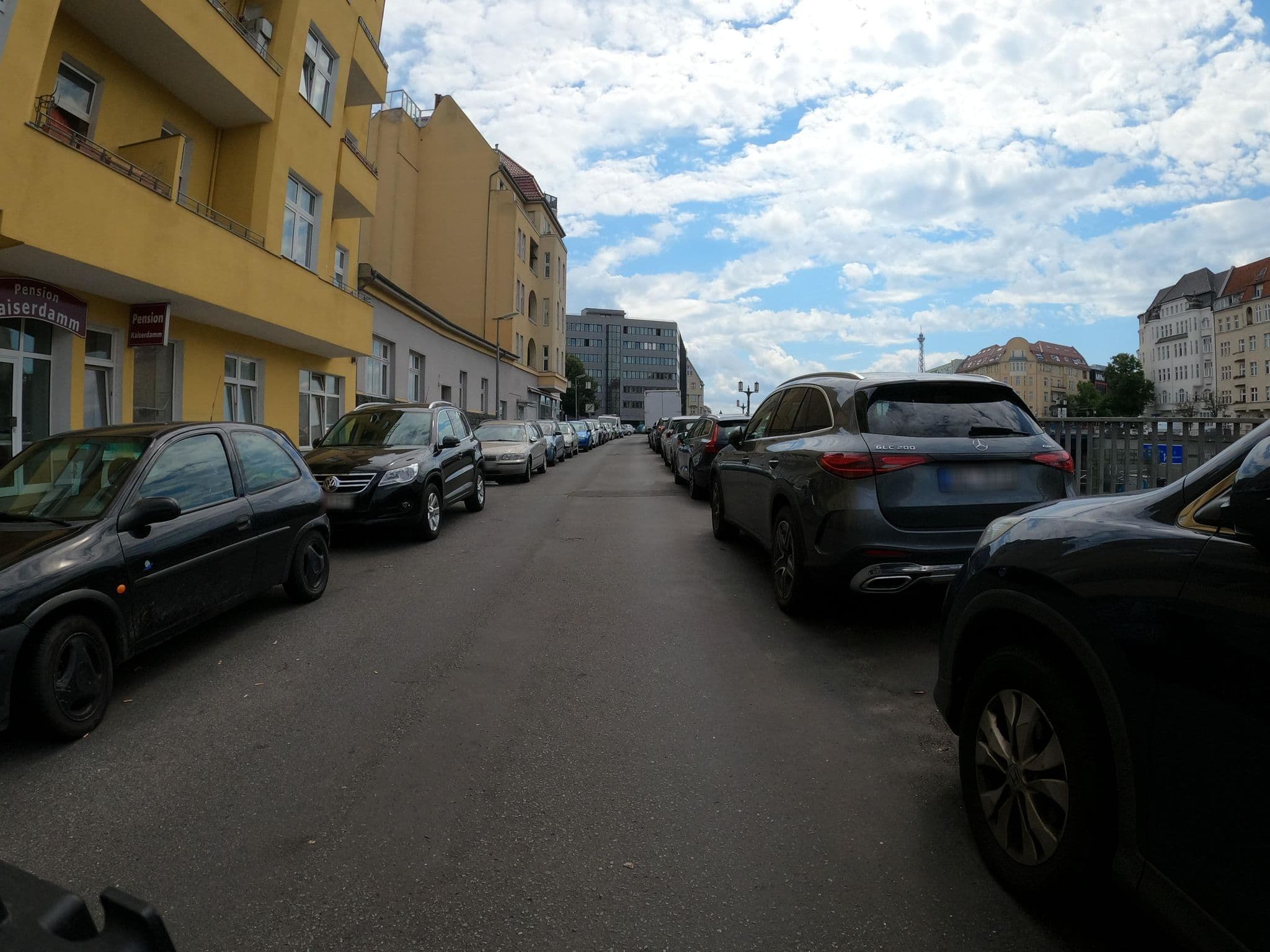 Street view near Pension am Kaiserdamm, Charlottenburg — © macsico (CC BY-SA · Mapillary)
