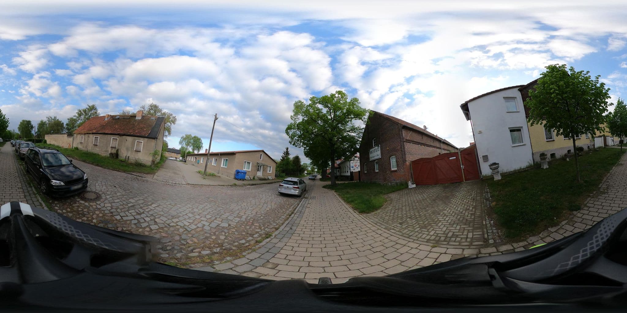 Street view near Hotel Richter´s Hof, Hellersdorf — © stefanhrt (CC BY-SA · Mapillary)