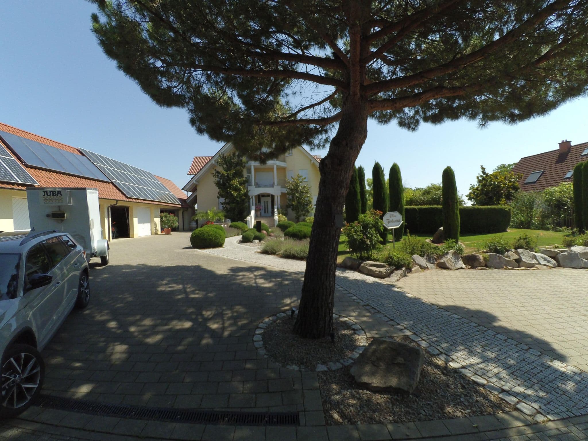 Street view near Villa Toskana, Offenbach an der Queich — © wegavision (CC BY-SA · Mapillary)