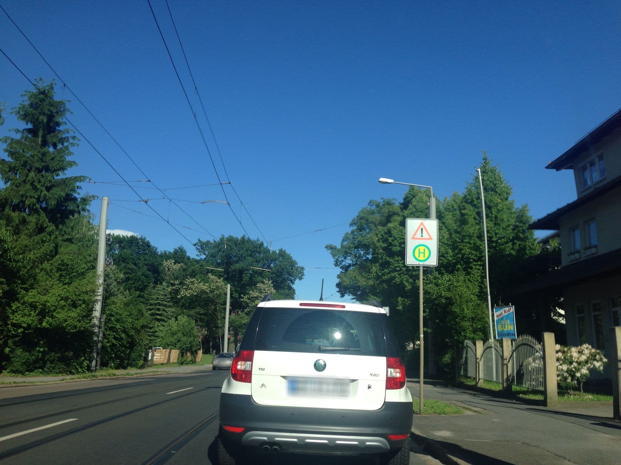 Street view near Pension Arcarde, Loschwitz — © thomersch (CC BY-SA · Mapillary)