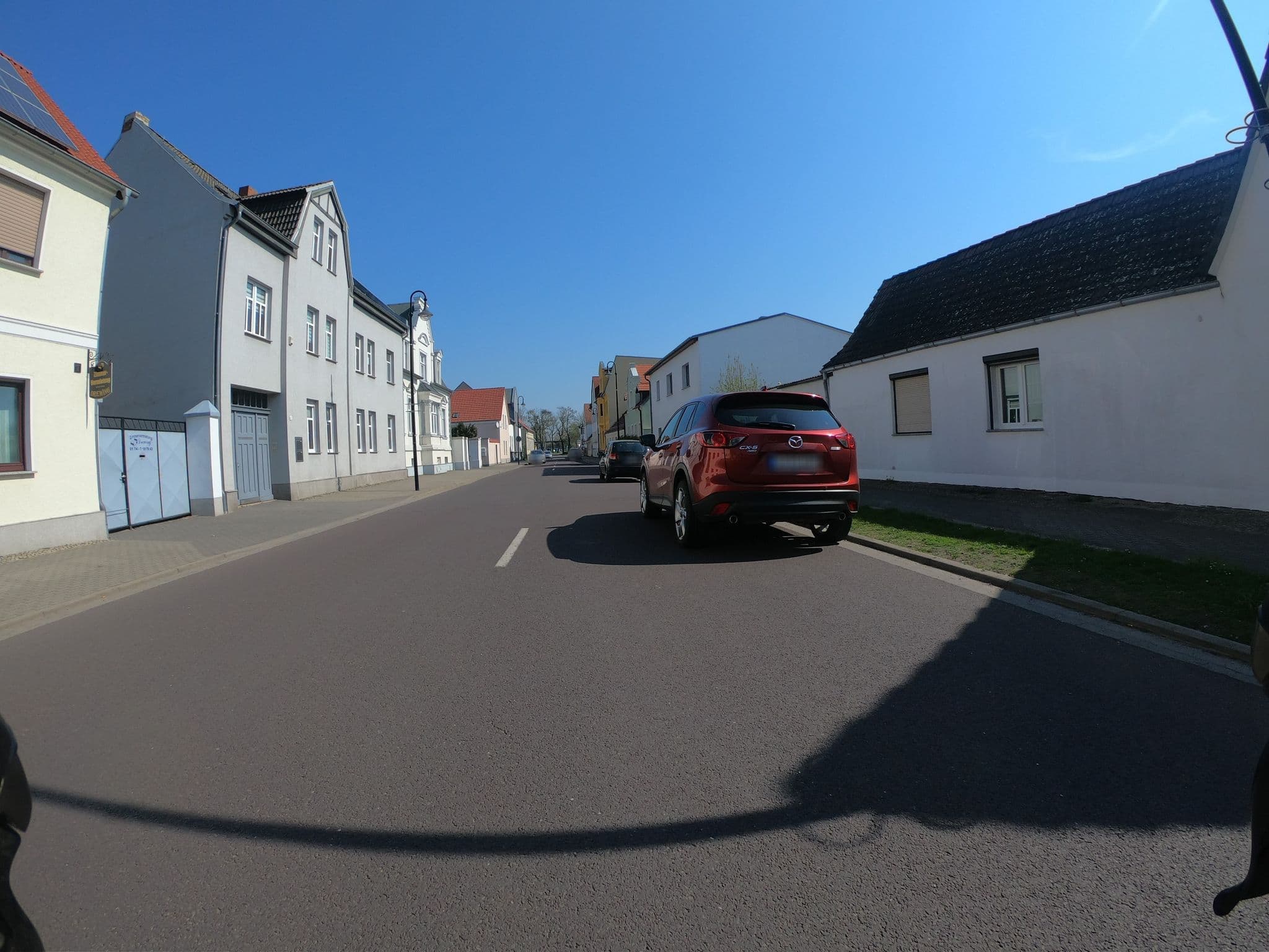 Street view near Zimmervermietung "Drewing", Gommern — © tobiaso (CC BY-SA · Mapillary)