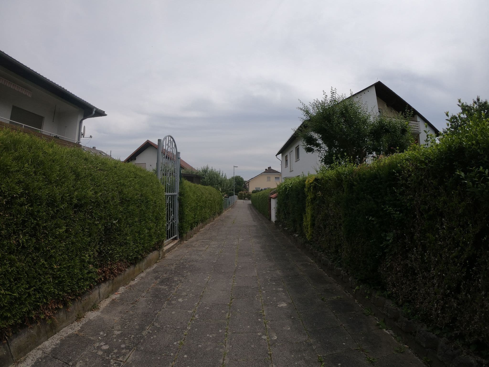 Street view near Zuhause auf Zeit, Aßlar — © grinninghamster (CC BY-SA · Mapillary)