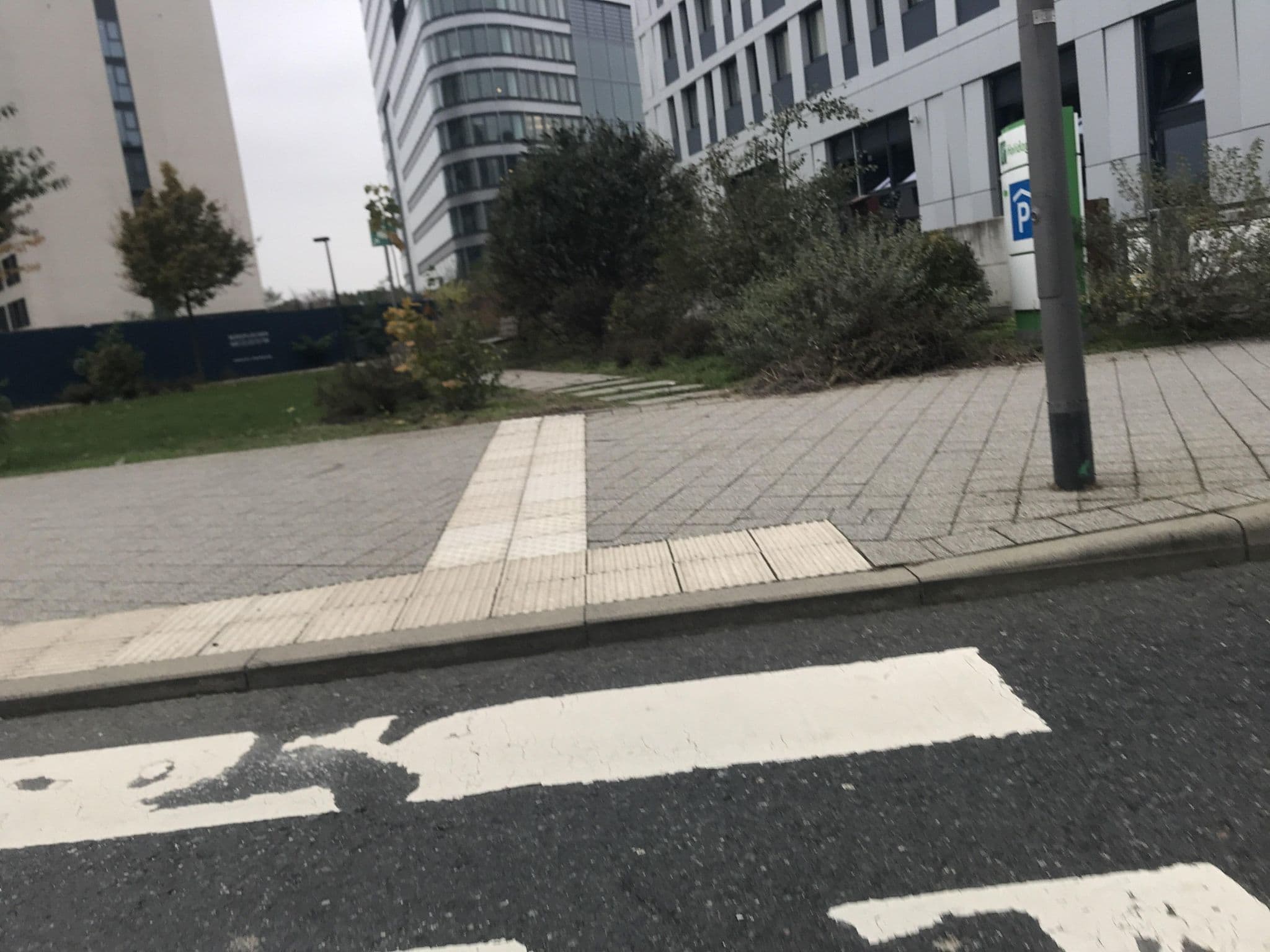 Street view near Holiday Inn Frankfurt Airport, Zeppelinheim — © miguel_andrade (CC BY-SA · Mapillary)