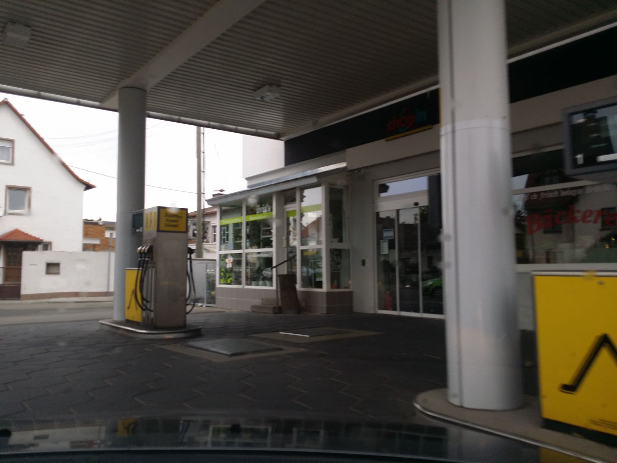 Street view near Gästehaus am Kirschgarten, Flörsheim — © b166er (CC BY-SA · Mapillary)