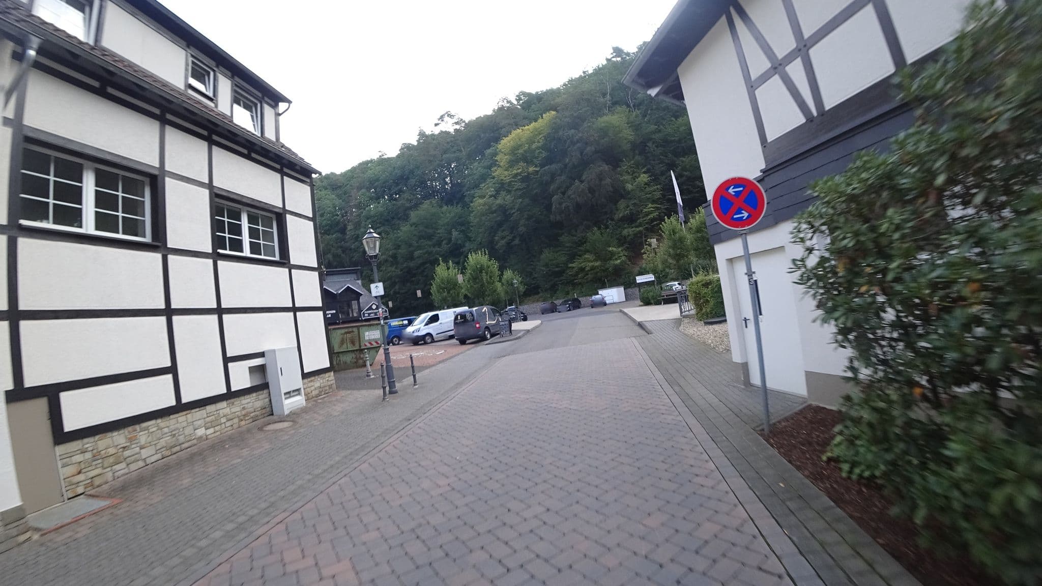 Street view near Hotel Zugbrücke Grenzau, Hilgert — © slpaxe (CC BY-SA · Mapillary)