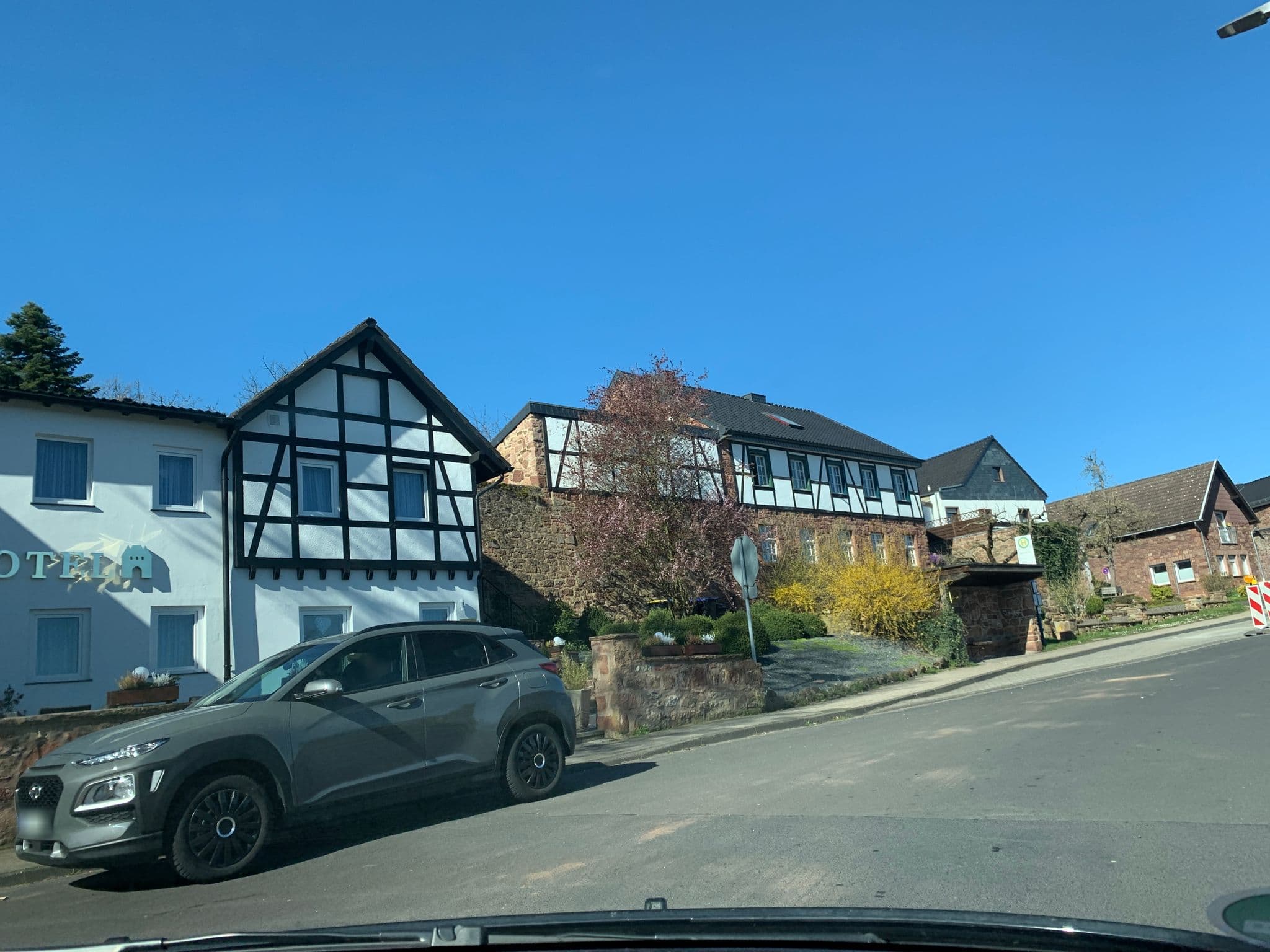 Street view near Tor Hotel, Nideggen — © noel (CC BY-SA · Mapillary)