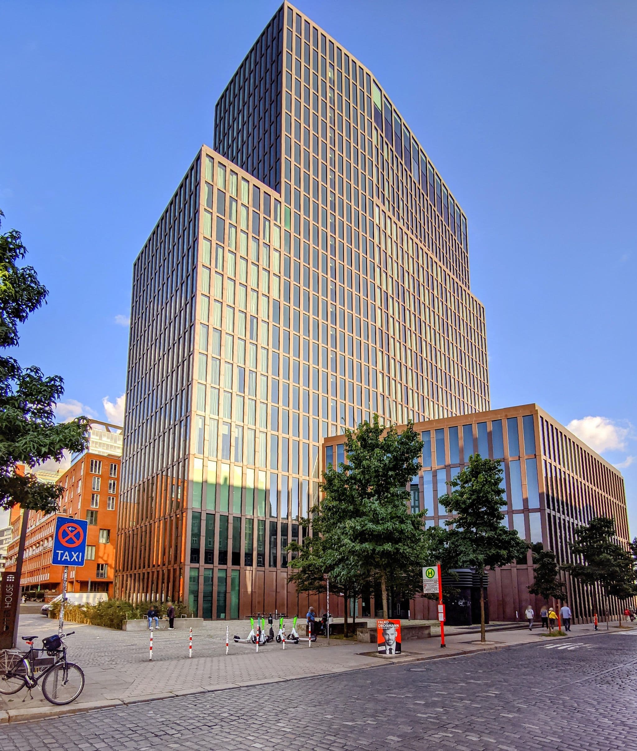 Street view near Hotel Hanseport Hamburg, Altona-Altstadt — © km2bp (CC BY-SA · Mapillary)